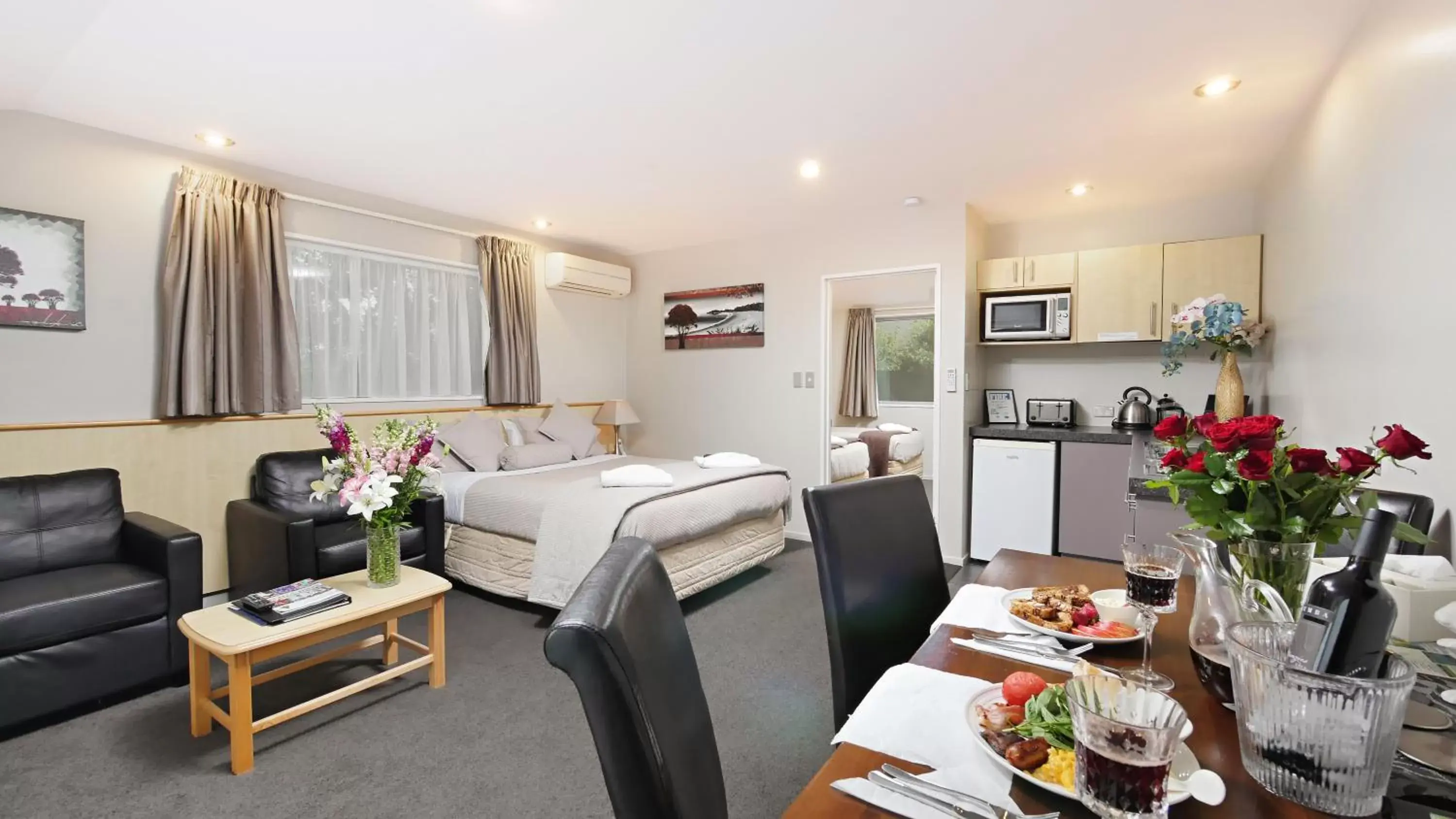 Kitchen or kitchenette, Bed in Arthur's Court Motor Lodge Kitchen or kitchenette, Bed in Arthur's Court Motor Lodge