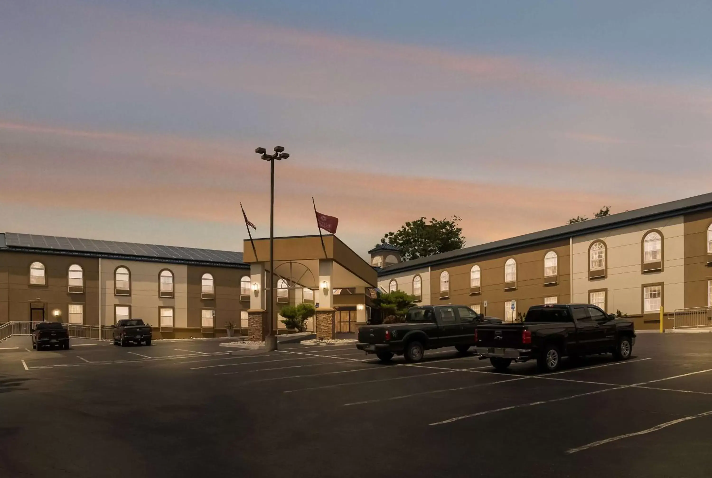 Property Building in SureStay Plus Hotel by Best Western Elizabethtown Hershey