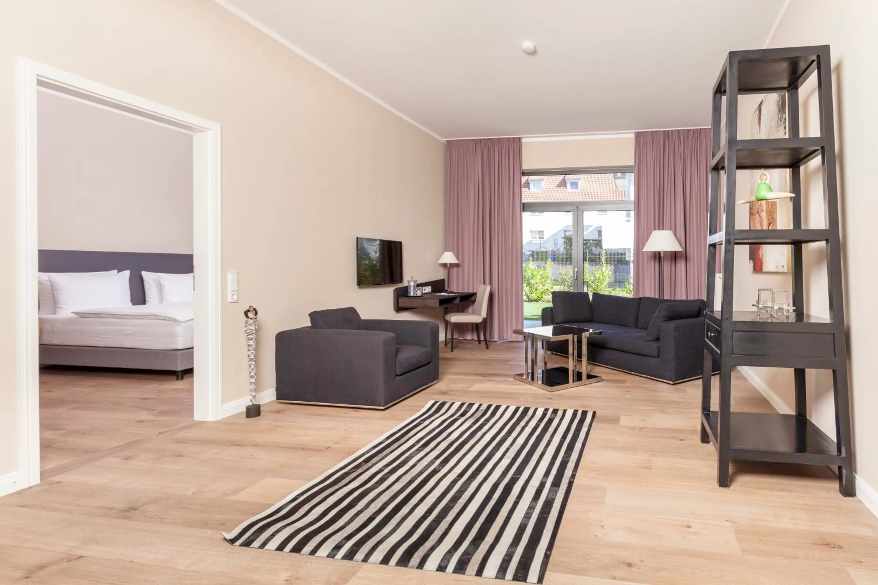 Living room, Bed in Hotel Villa Toskana