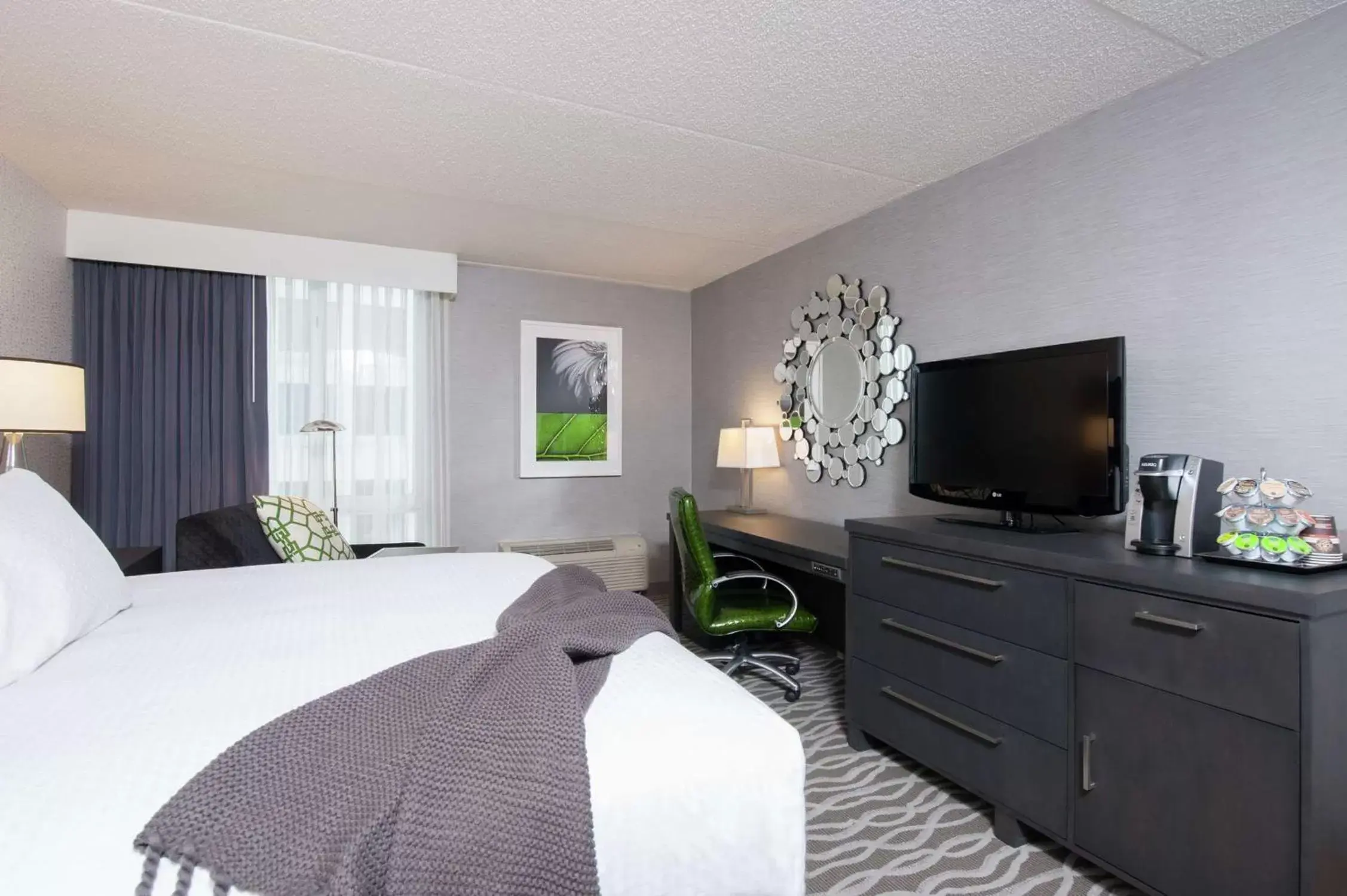 Bedroom, TV/Entertainment Center in DoubleTree by Hilton Hotel and Conference Center Chicago North Shore