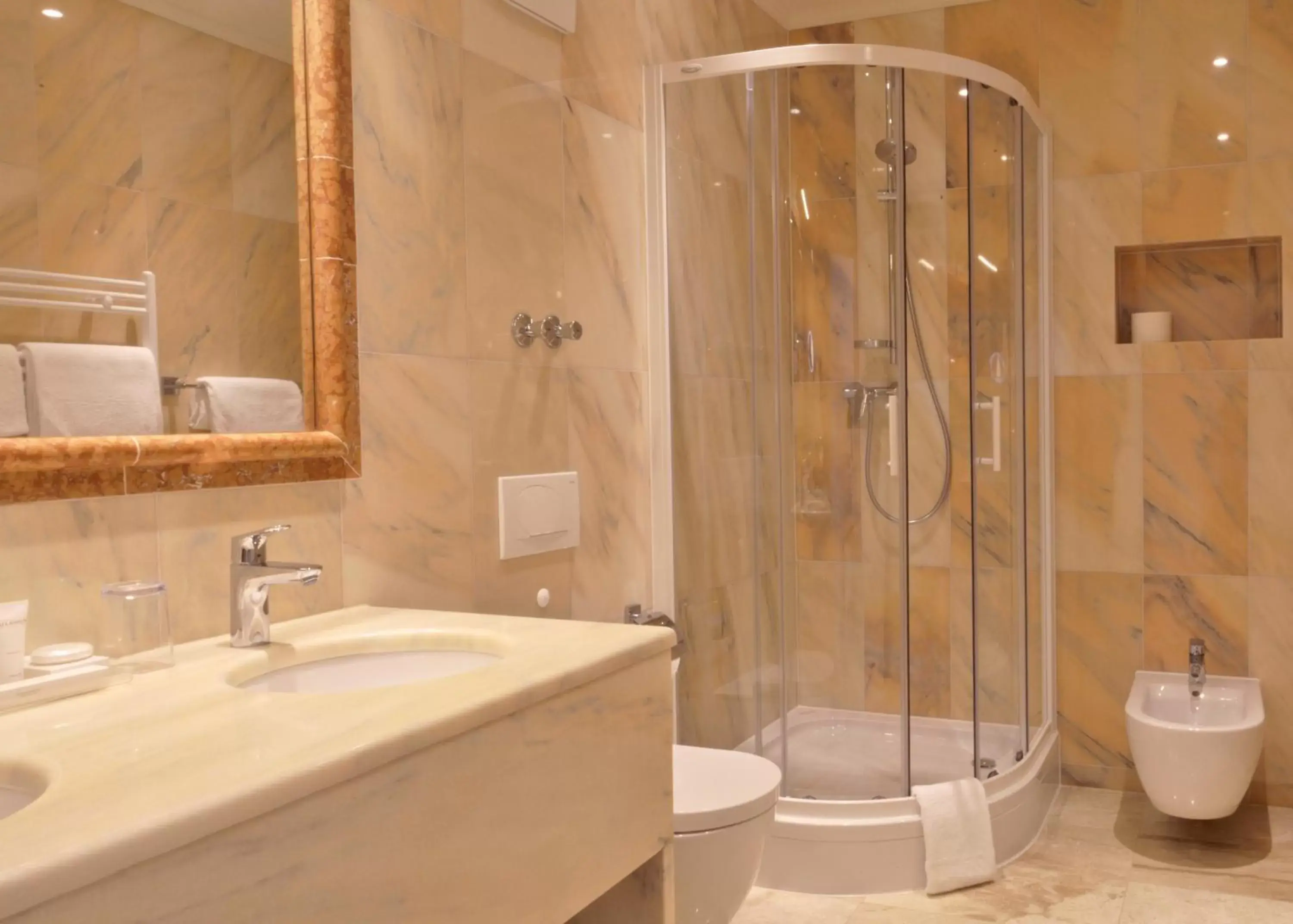 Shower, Bathroom in Grand Hotel Palladium