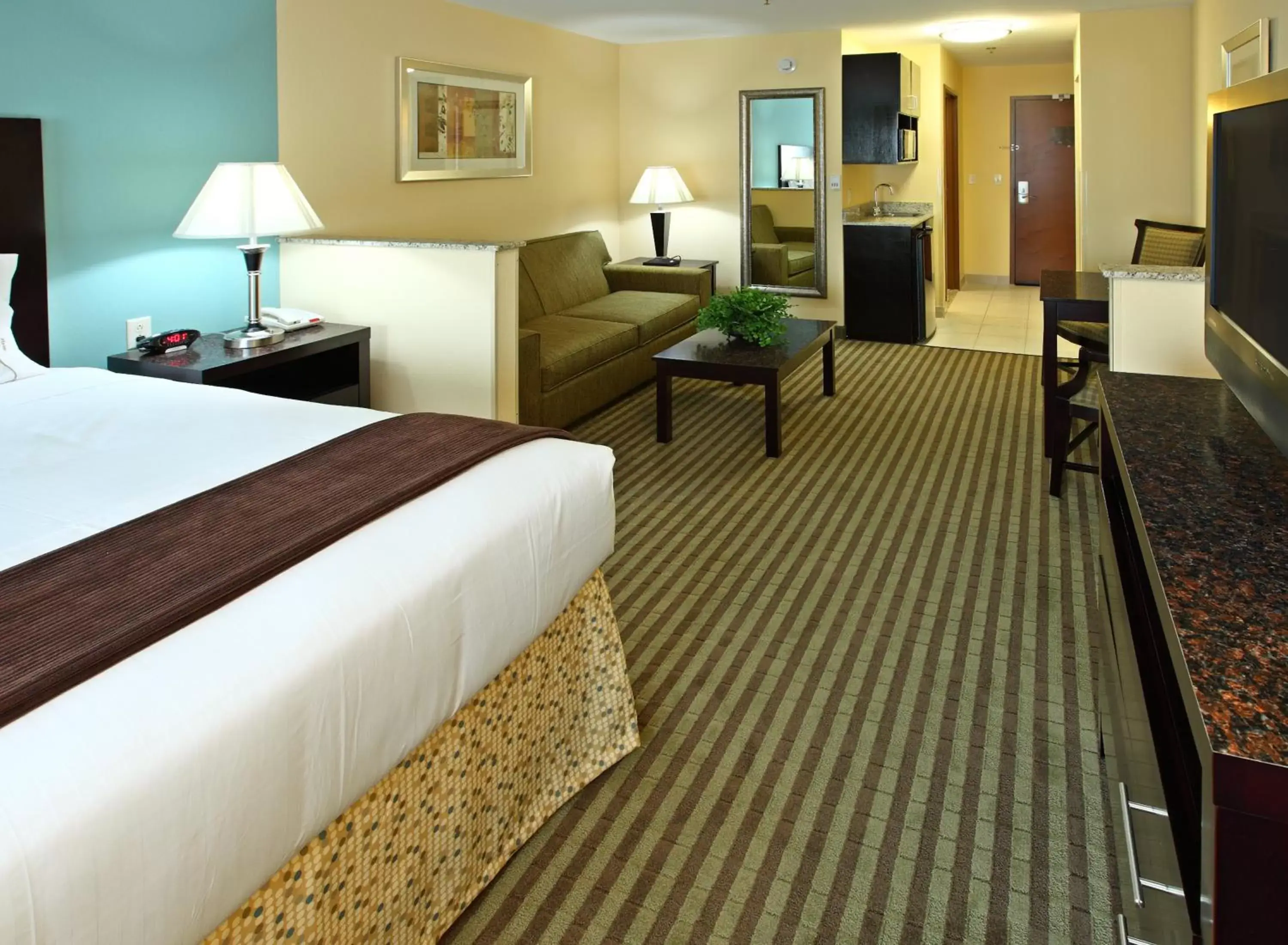 Photo of the whole room, Bed in Holiday Inn Express Hotel & Suites Carthage, an IHG Hotel