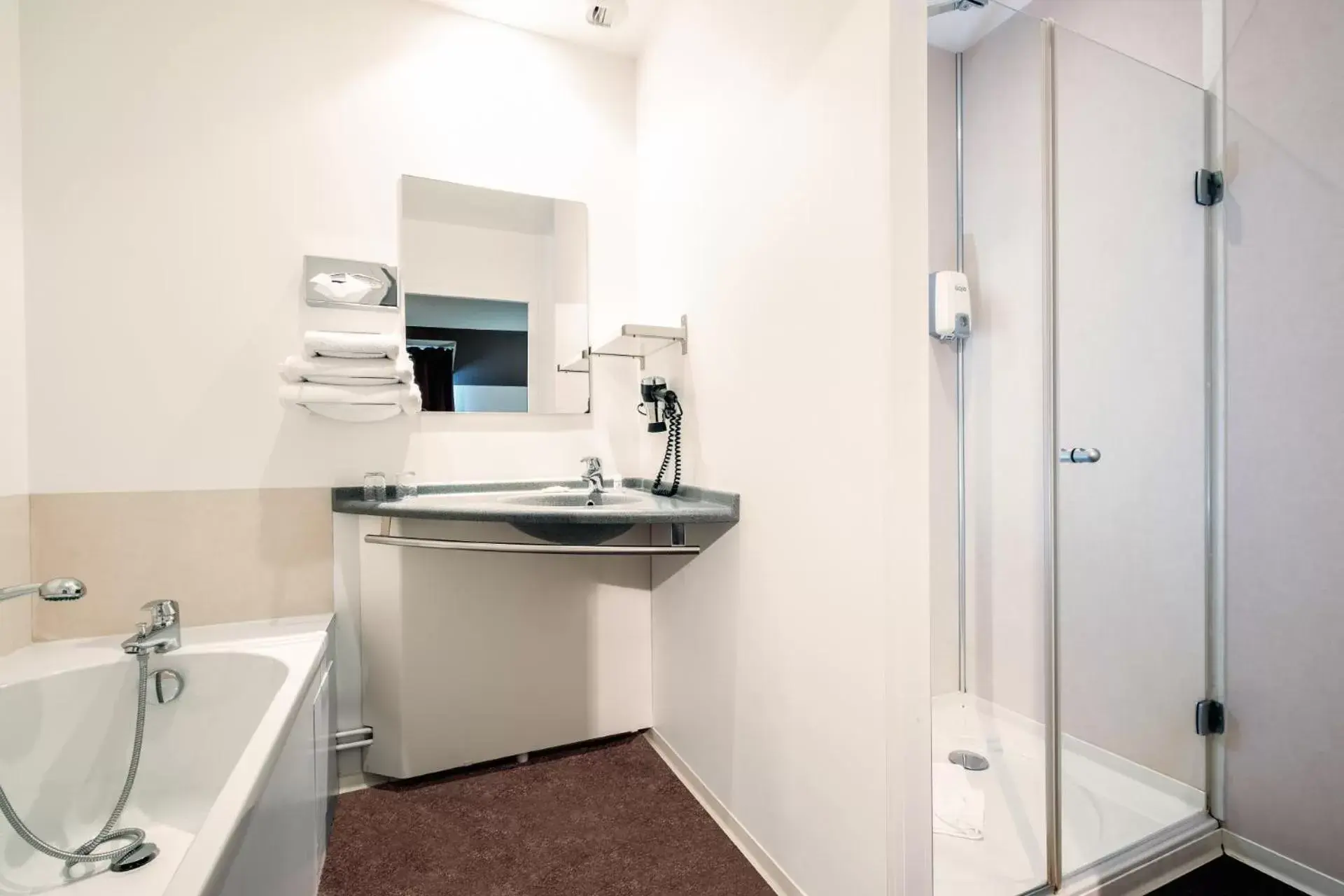 Bathroom in The Originals City, Hôtel Acadine, Le Neubourg (Inter-Hotel)