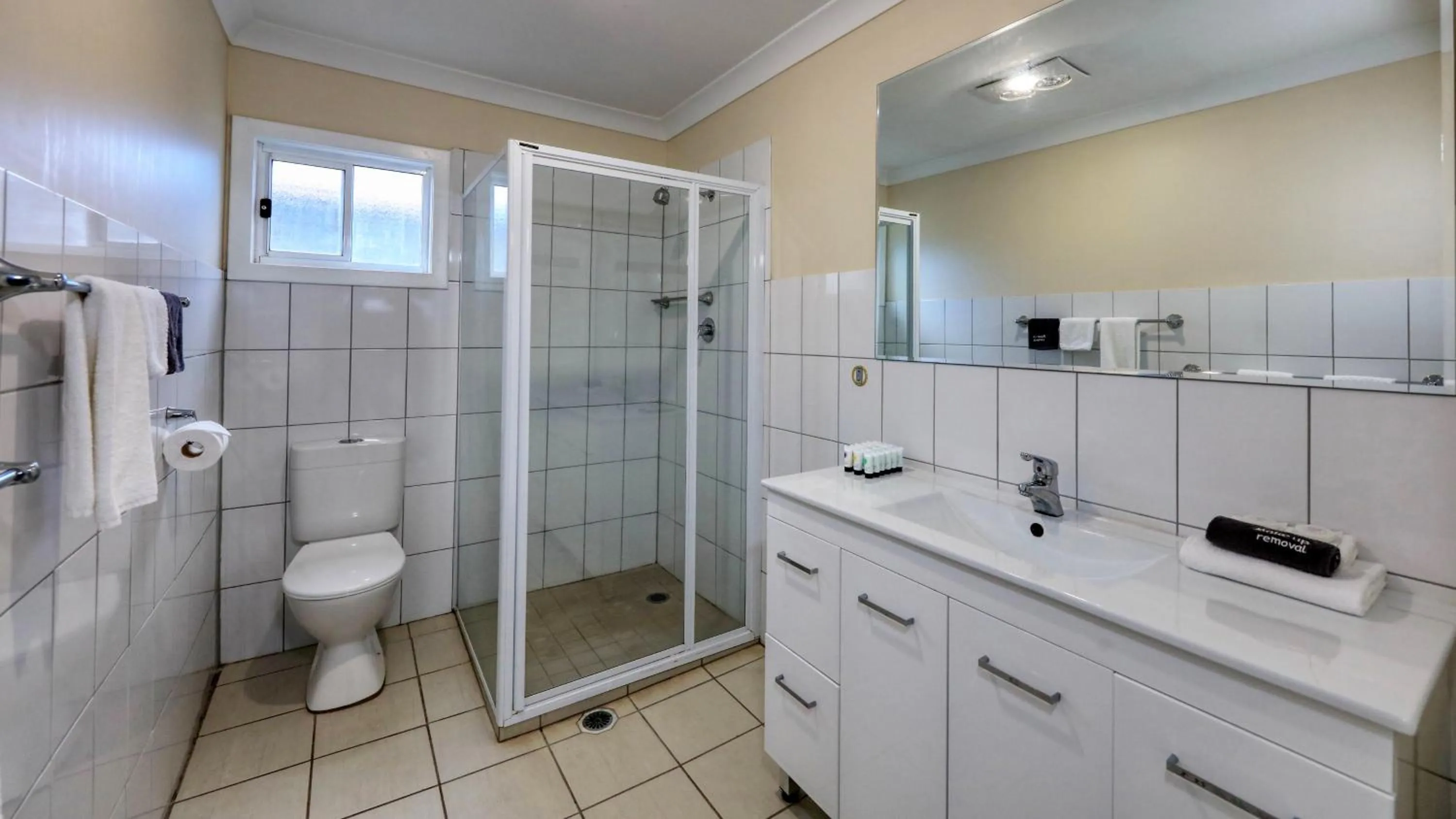 Bathroom in Charles Rasp Motor Inn & Cottages