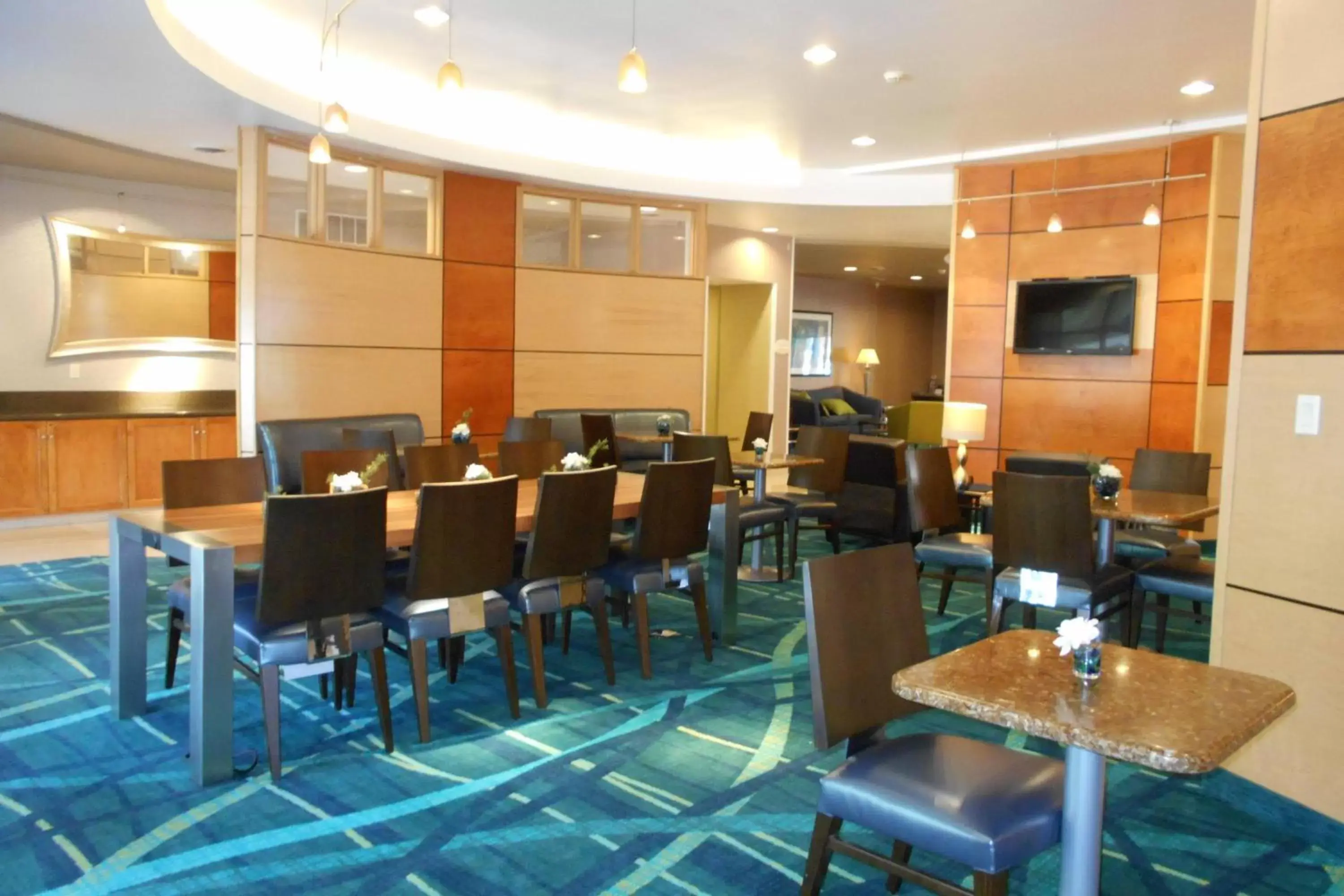 Restaurant/Places to Eat in SpringHill Suites Morgantown
