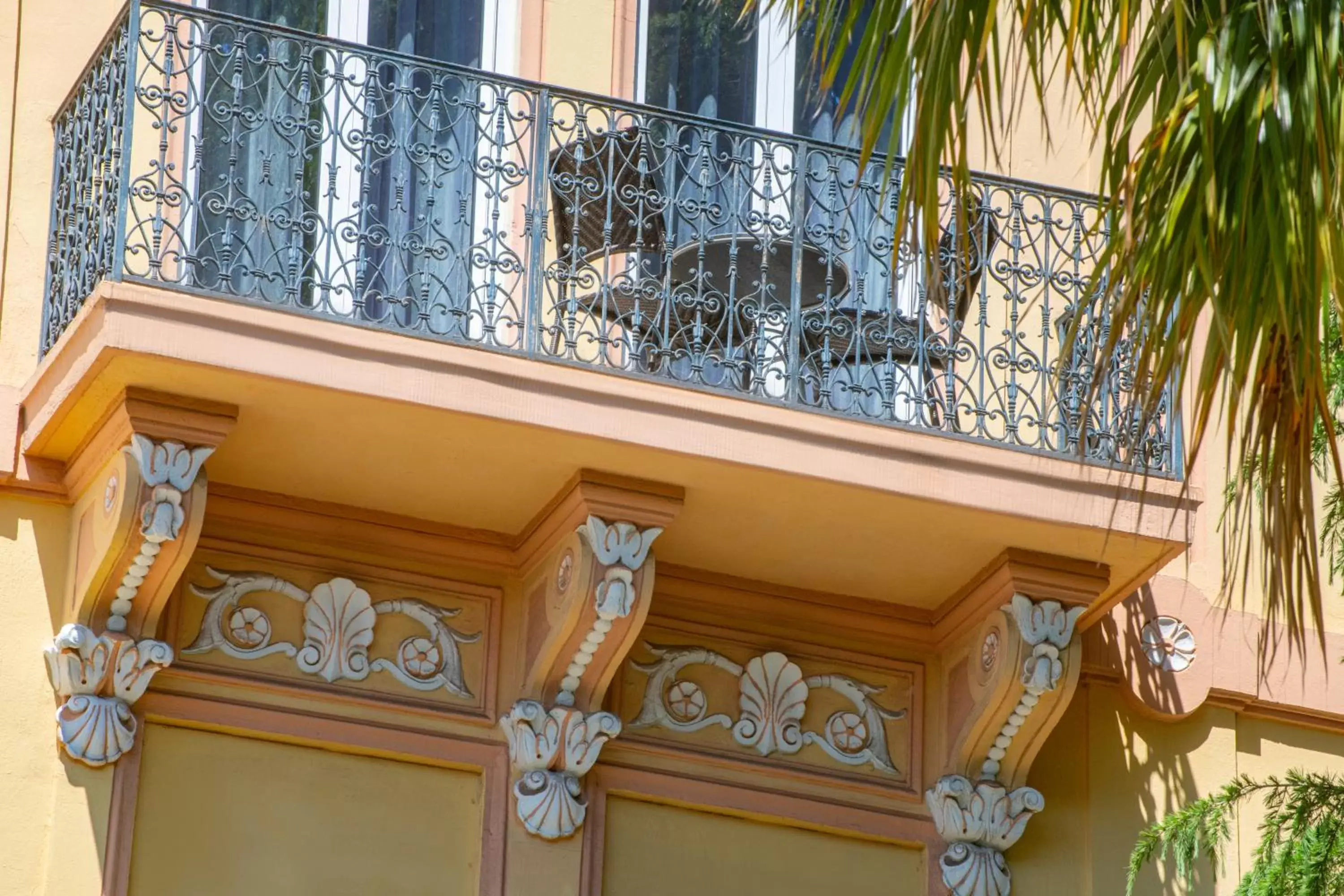 Balcony/Terrace in GOLDEN TULIP CANNES HOTEL de PARIS