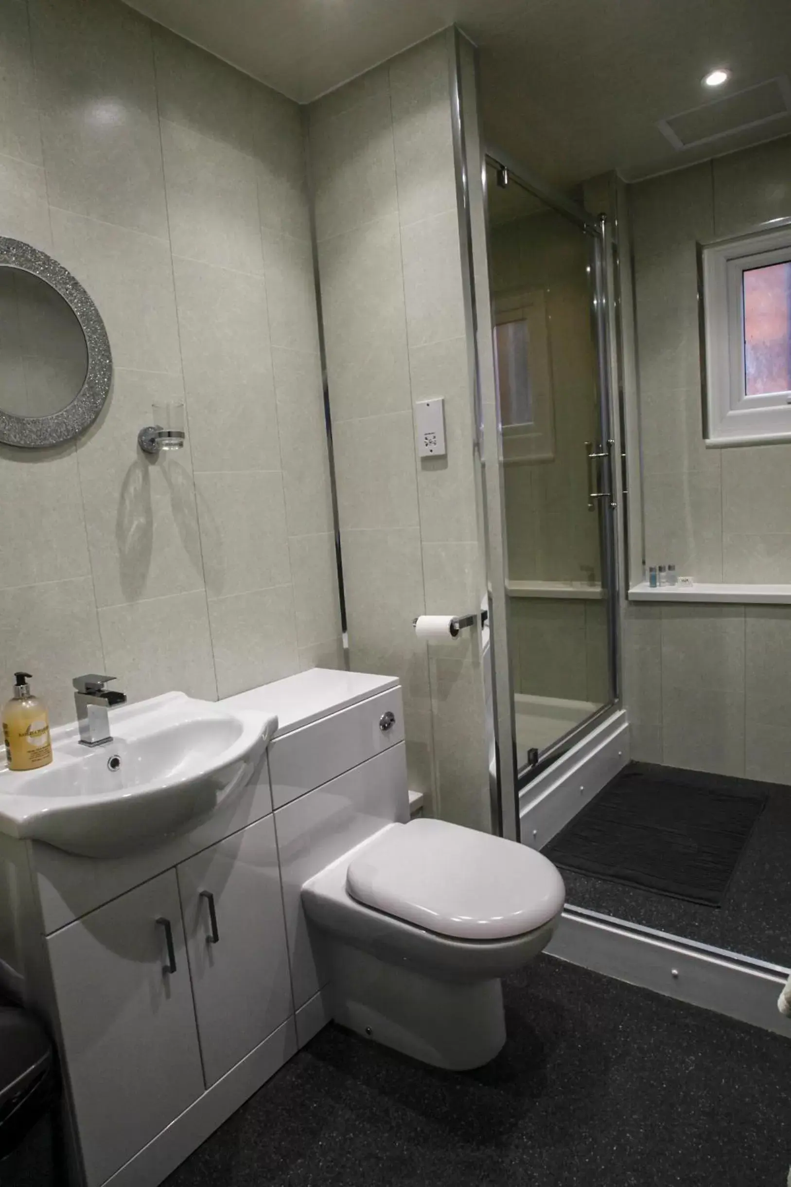 Bathroom in Ugthorpe Lodge Hotel
