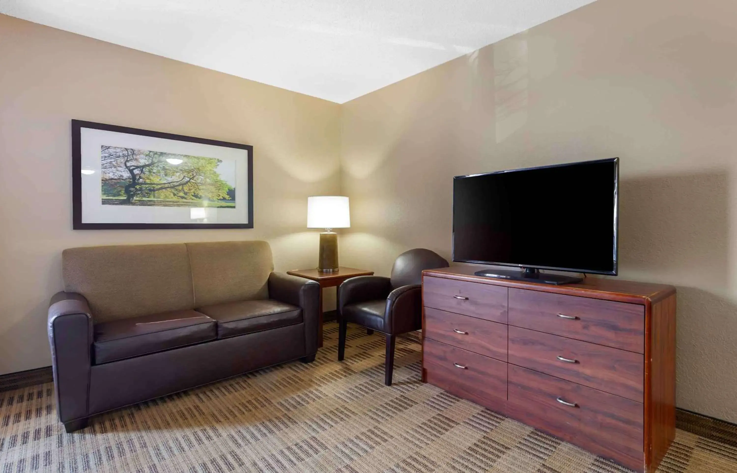 Bedroom, TV/Entertainment Center in Extended Stay America Suites - Houston - Northwest - Hwy 290 - Hollister