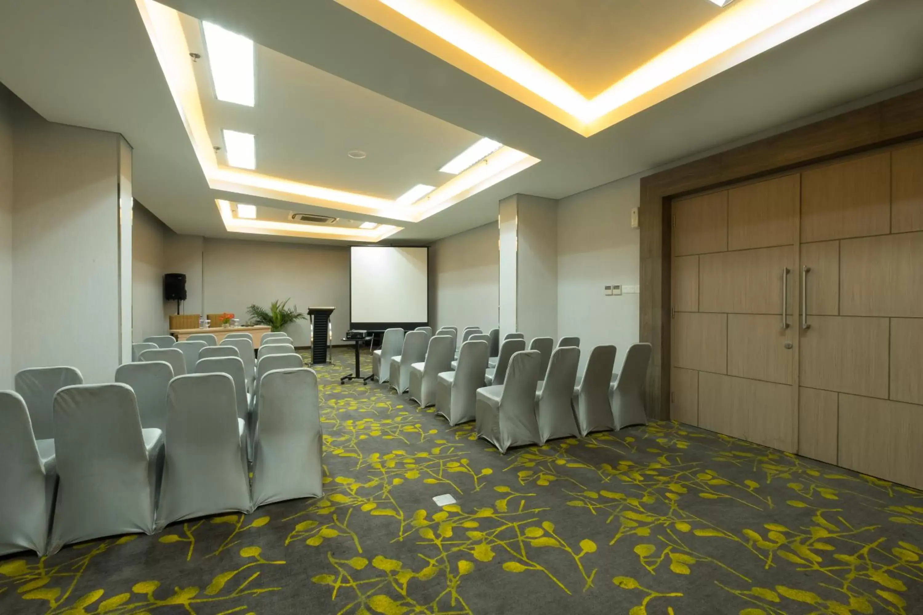 Meeting/conference room in Hotel 88 ITC Fatmawati Jakarta By WH