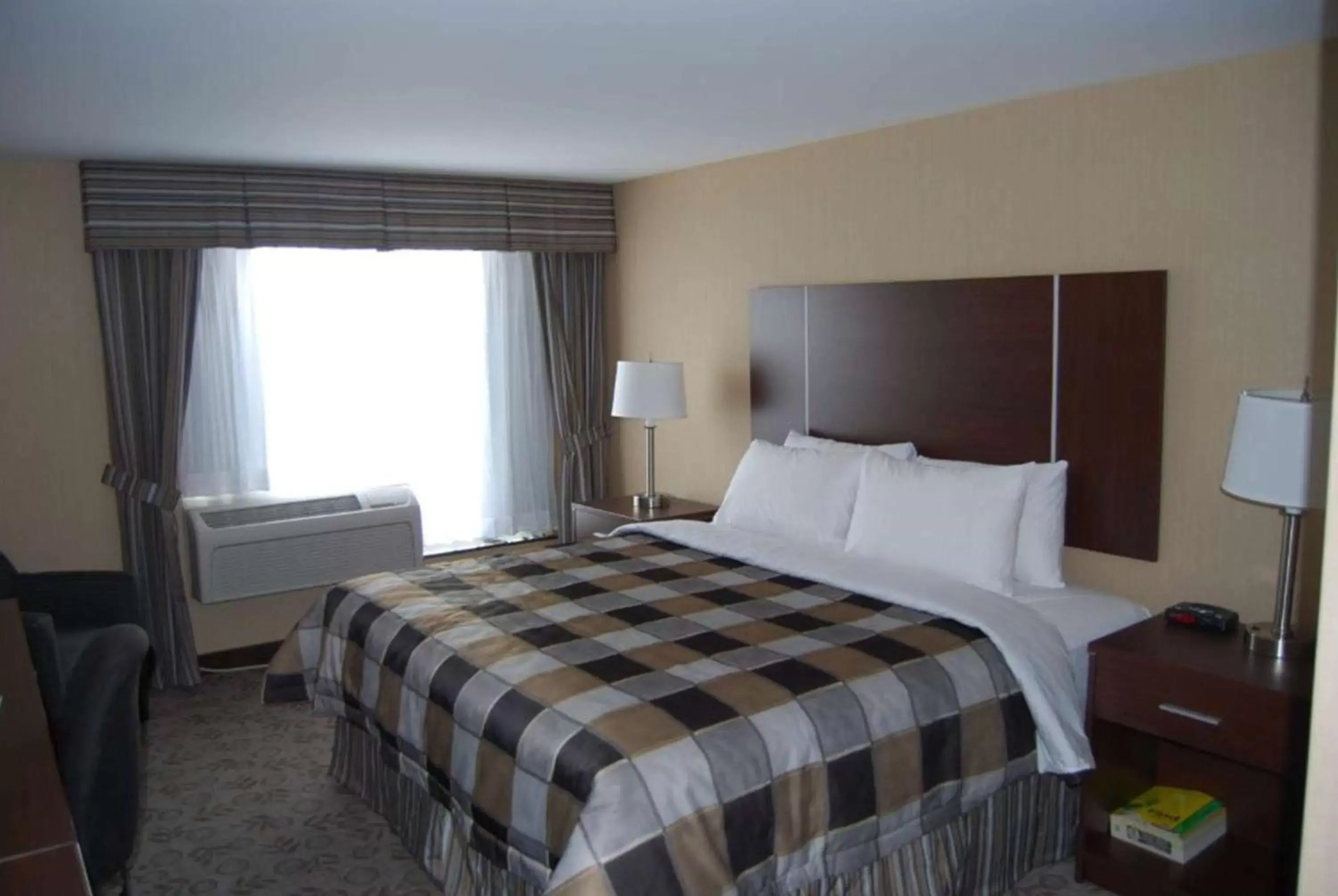 Photo of the whole room, Bed in Days Inn by Wyndham Brampton