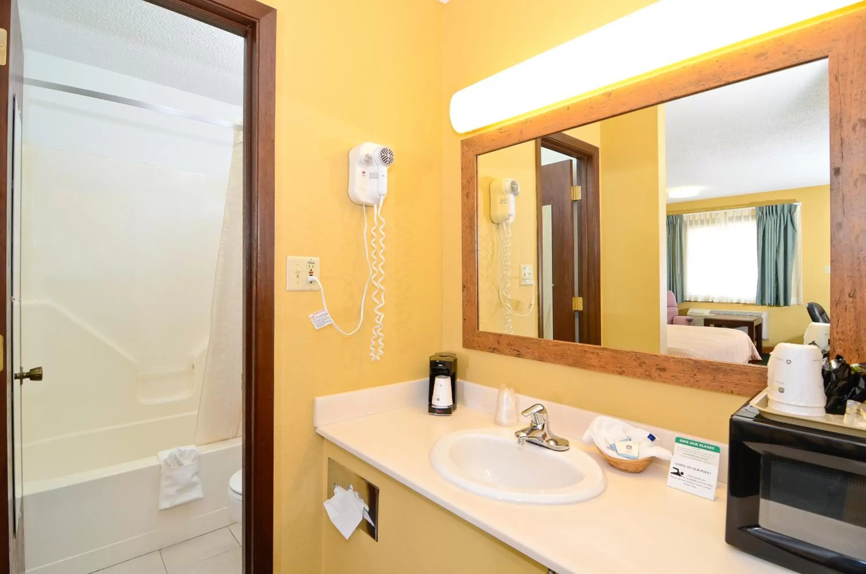 Bathroom in Americas Best Value Inn Iola