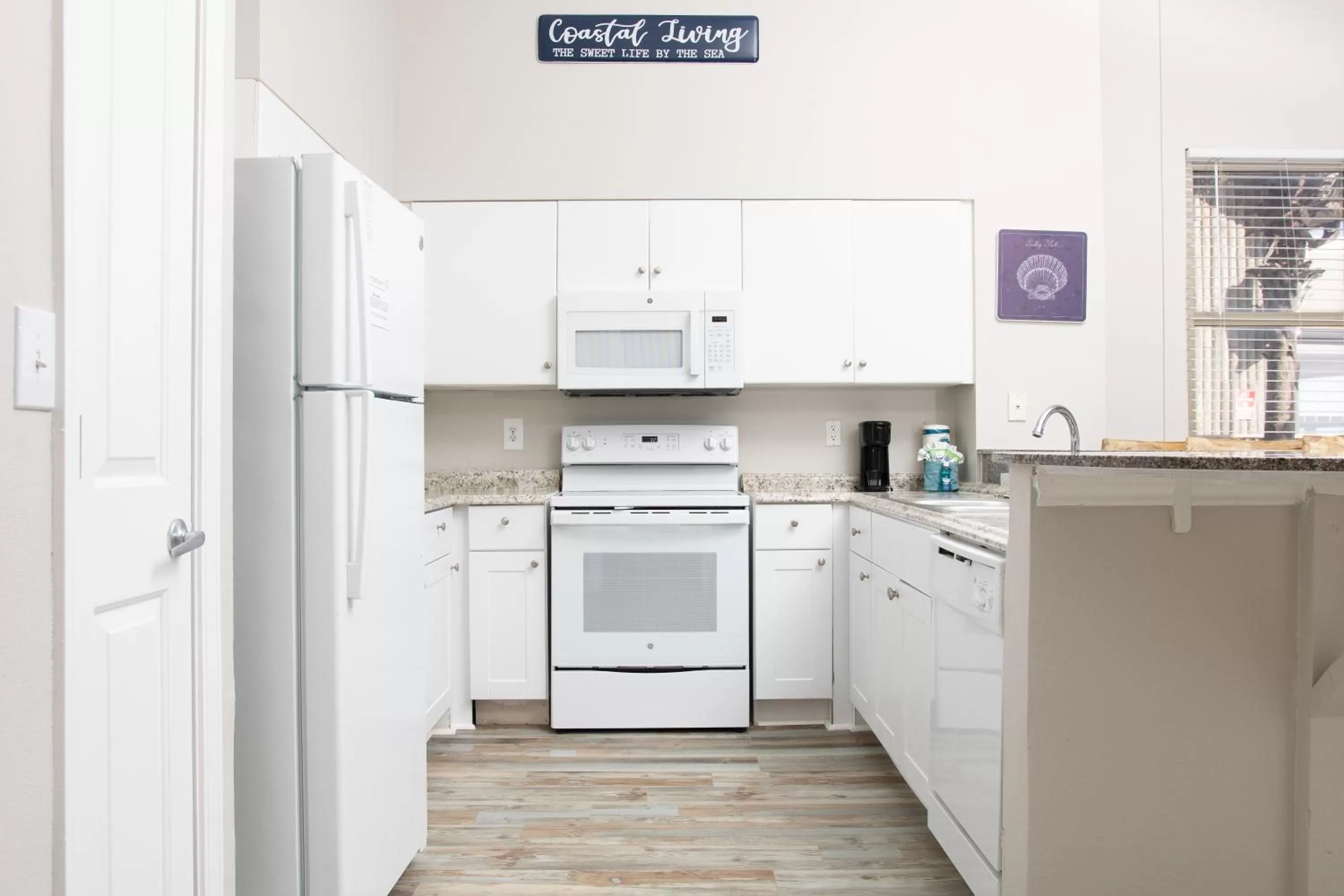 Kitchen/Kitchenette in Shores of Panama Resort