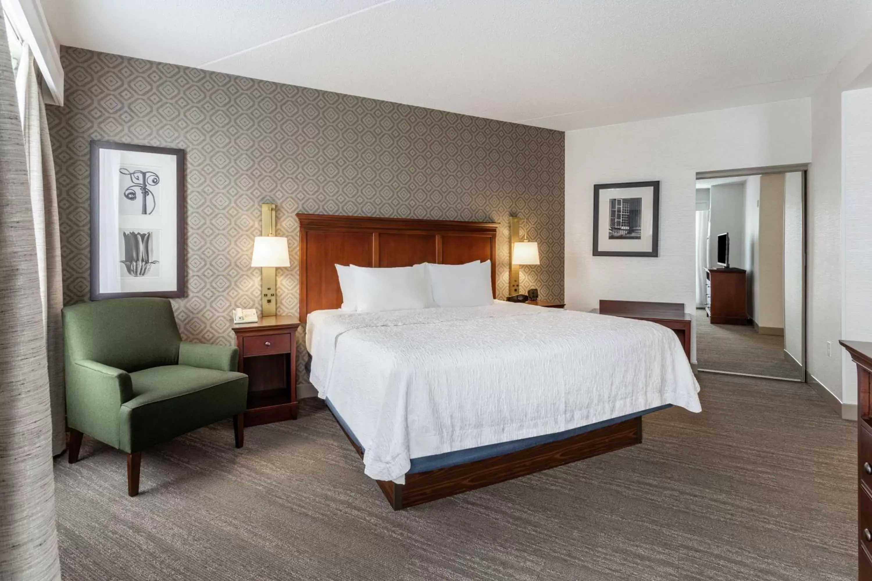 Bed in Hampton Inn & Suites Saratoga Springs Downtown