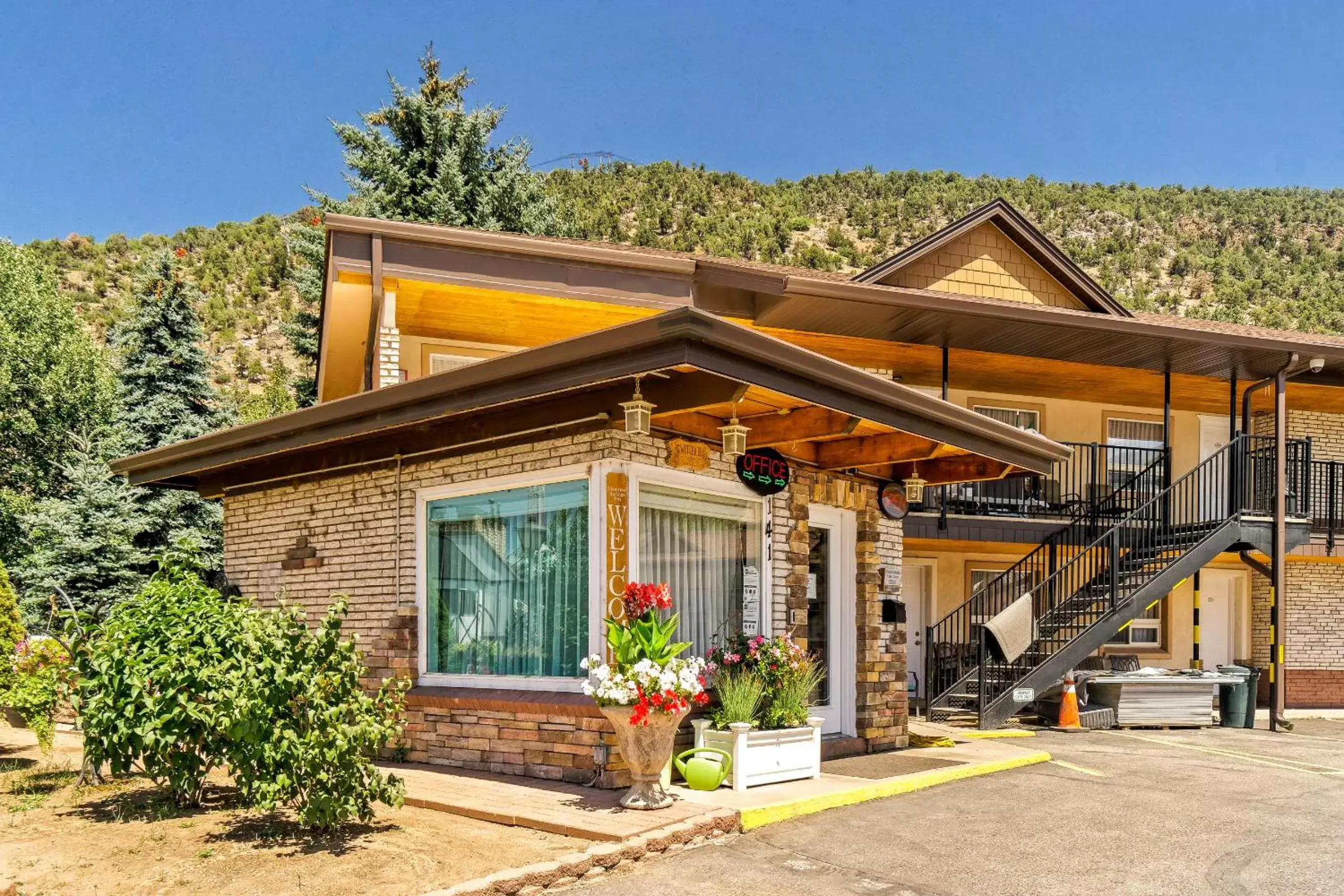 Facade/entrance, Property Building in Glenwood Springs Inn