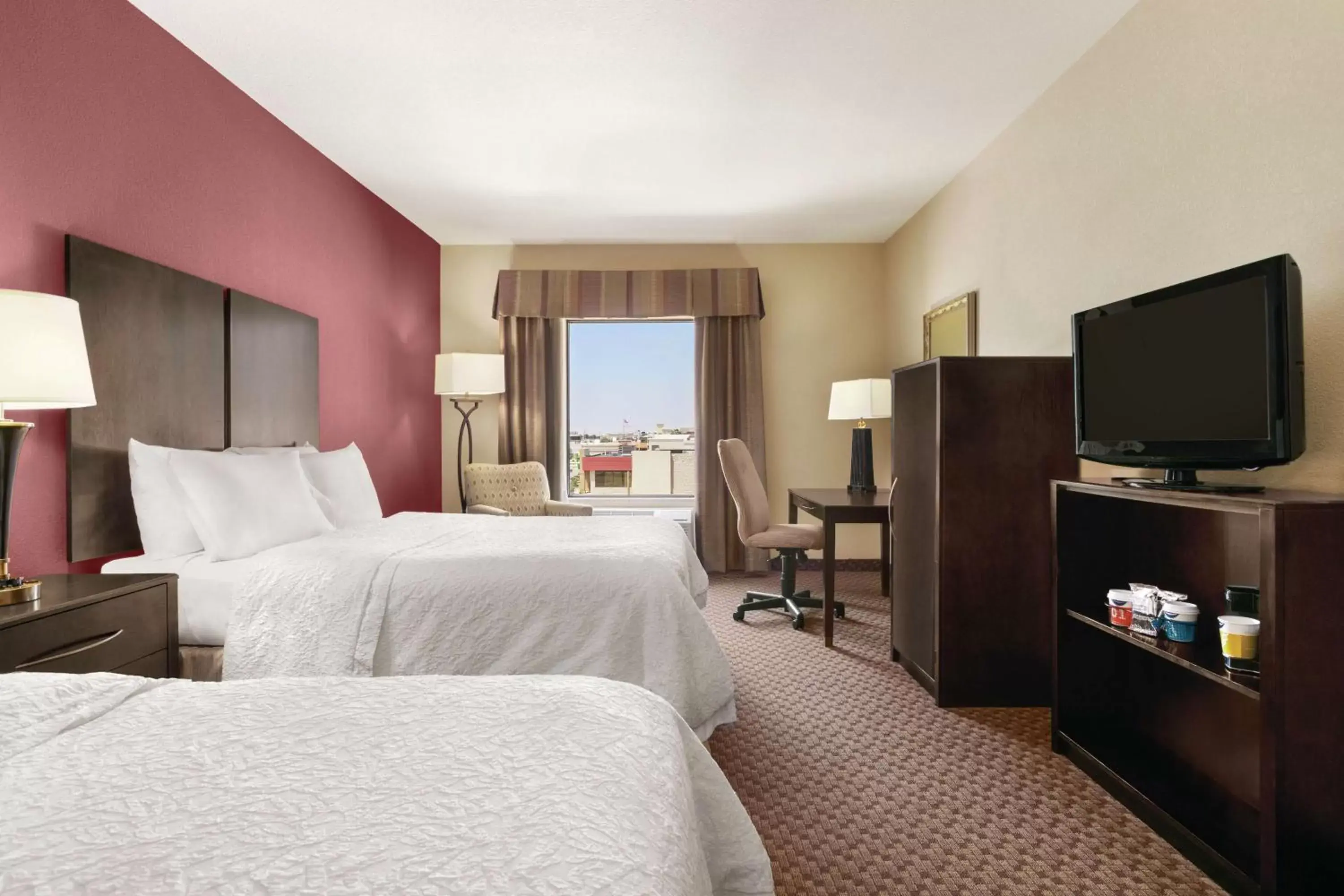 Bed, TV/Entertainment Center in Hampton Inn & Suites Enid