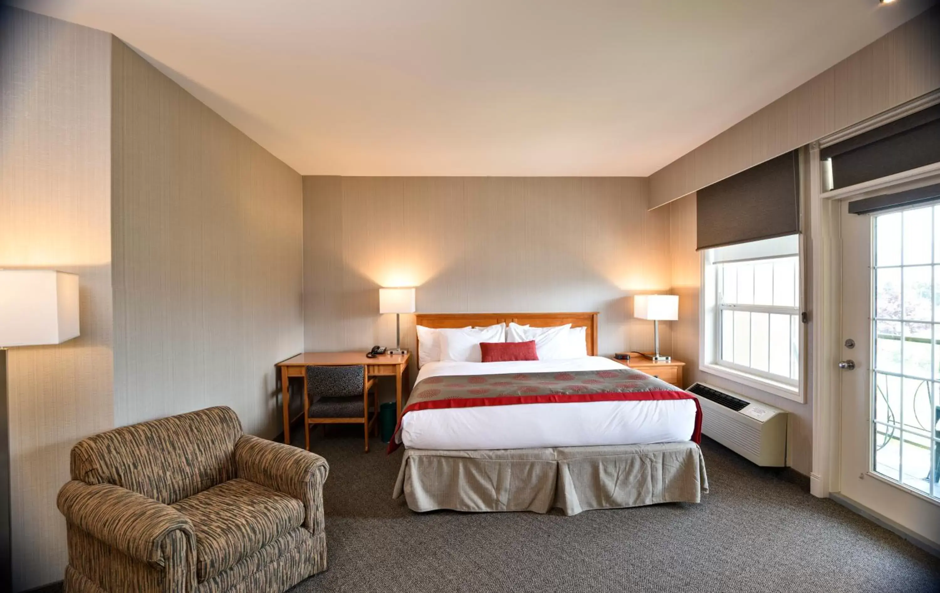 Business King Room - Non-Smoking in Ramada by Wyndham Penticton Hotel & Suites
