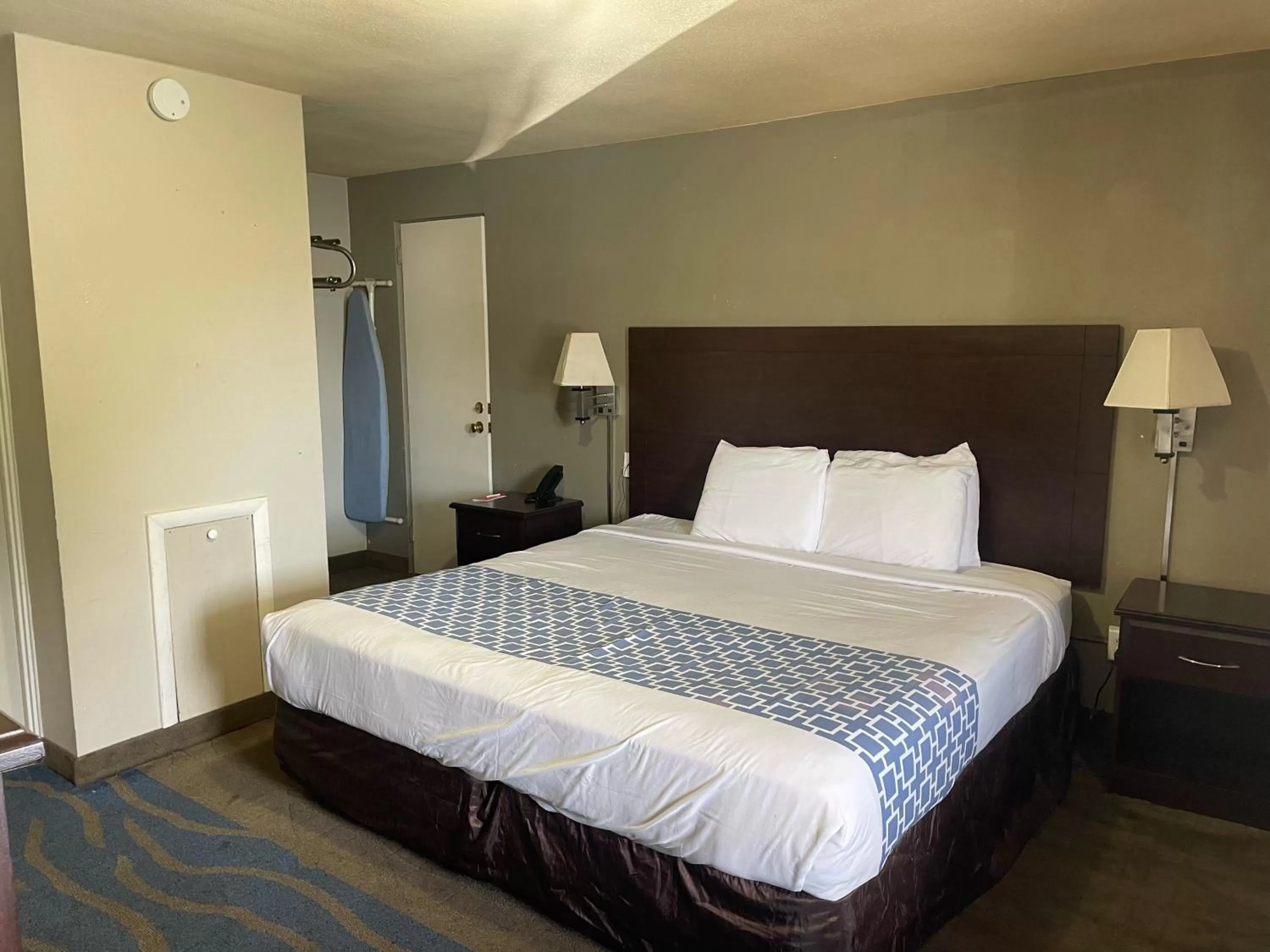 Bedroom, Bed in Econo Lodge Mechanicsburg - Harrisburg West