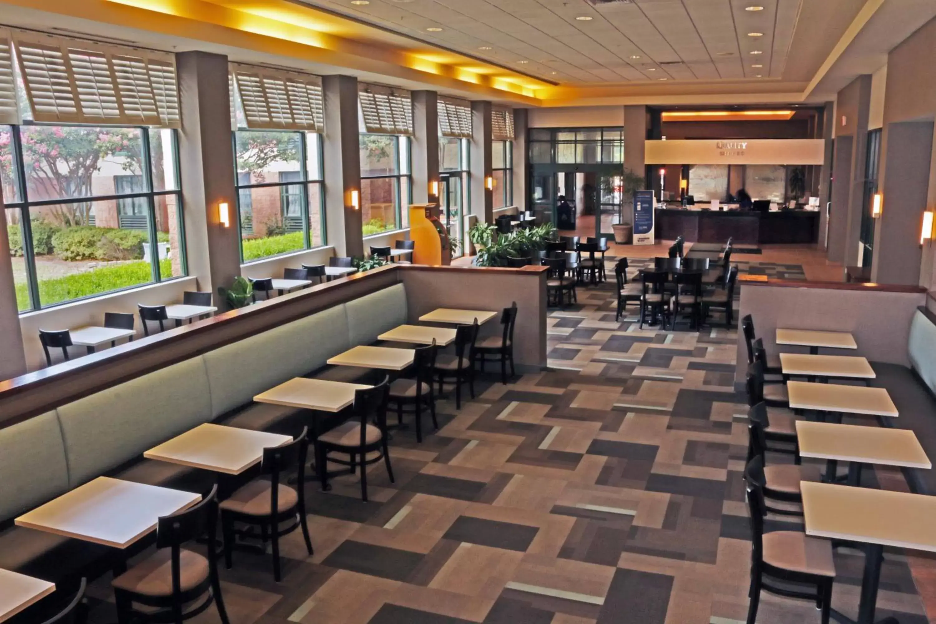 Restaurant/Places to Eat in Quality Suites Lake Wright Norfolk Airport