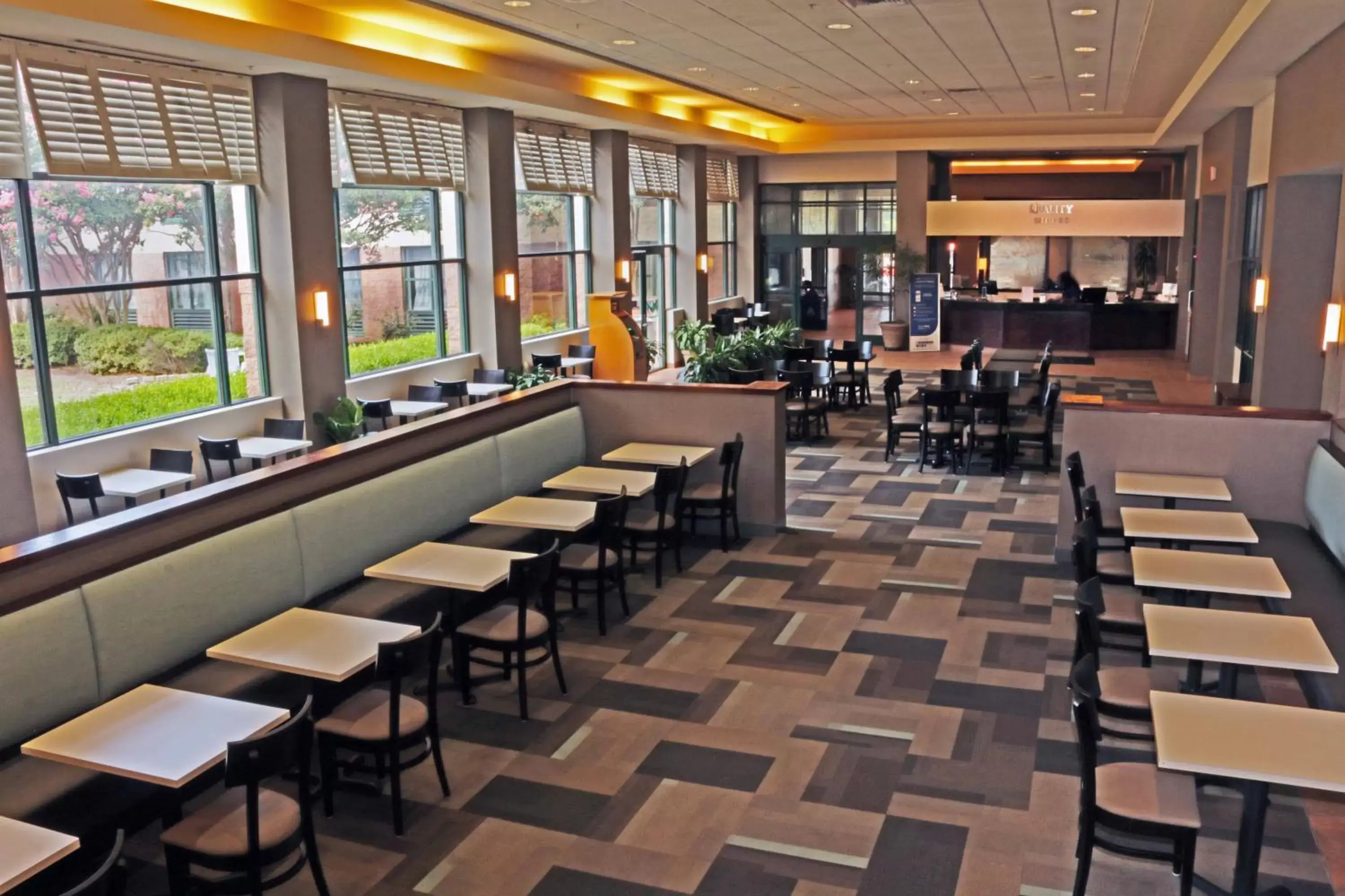 Restaurant/places to eat in Quality Suites Lake Wright - Norfolk Airport Restaurant/places to eat in Quality Suites Lake Wright - Norfolk Airport