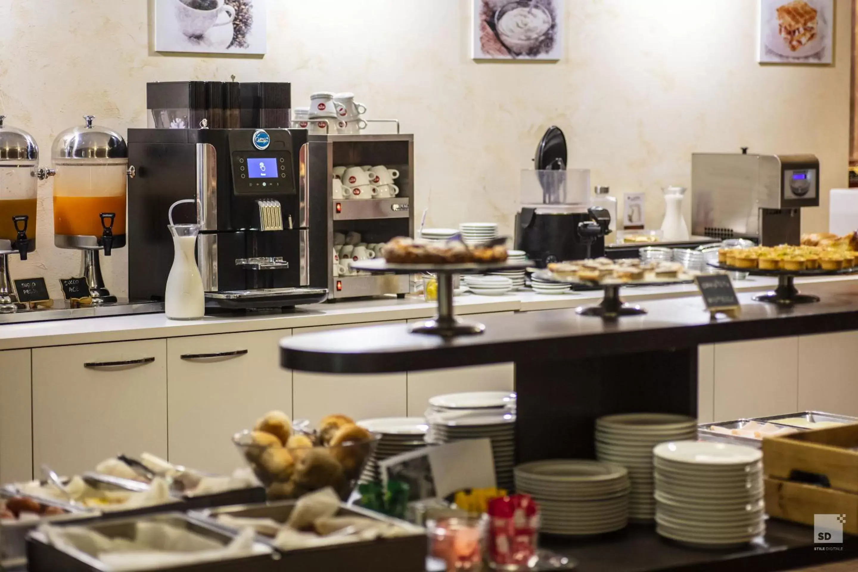 Coffee/tea facilities, Restaurant/Places to Eat in Hotel Diplomatic