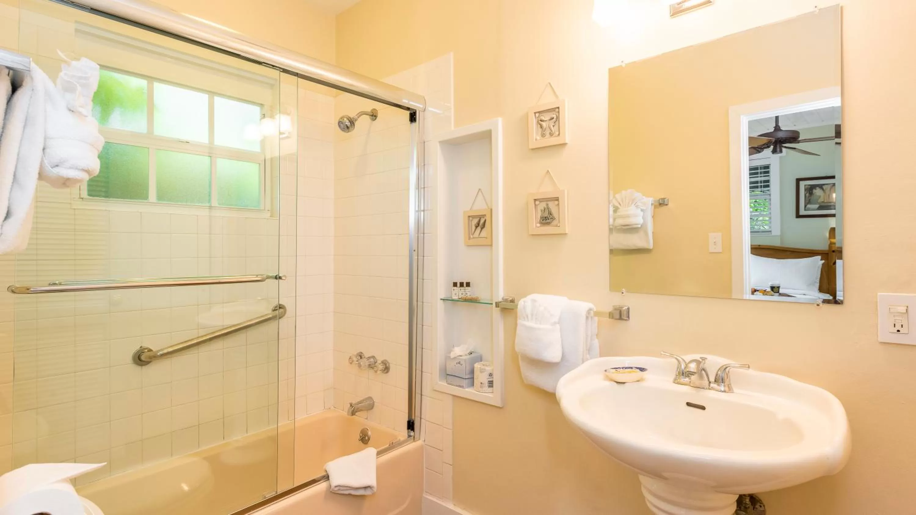 Bathroom in L'Habitation Guesthouse- Adult Exclusive