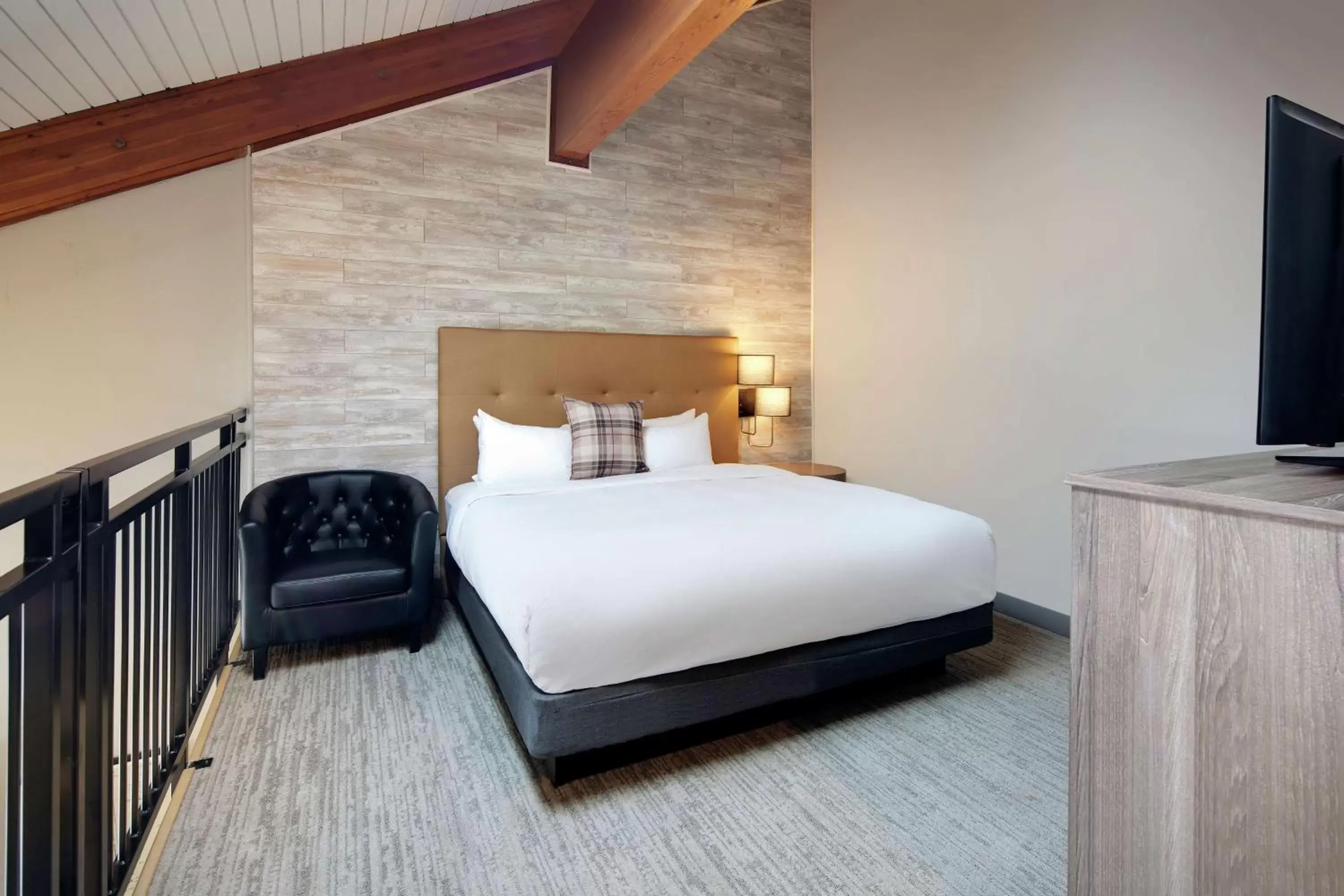 Bedroom, Bed in Highline Vail - a DoubleTree by Hilton