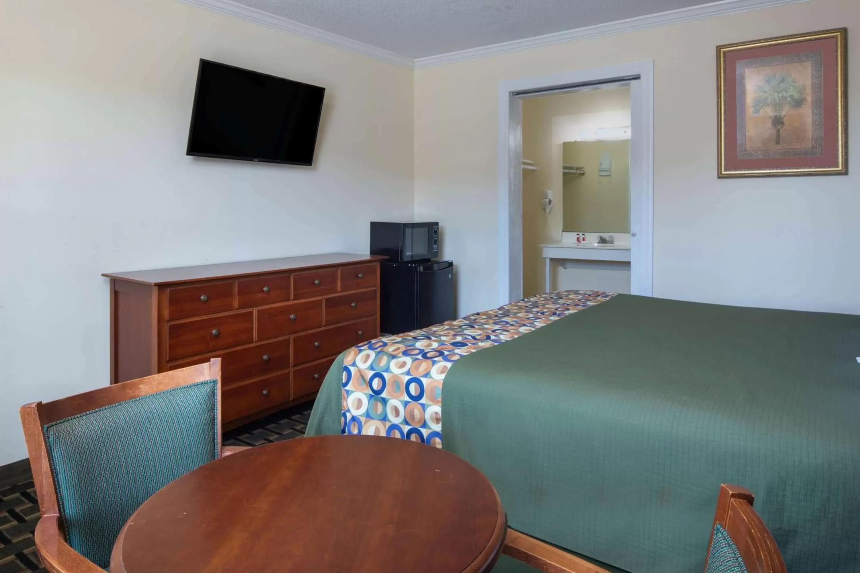 Photo of the whole room, Bed in Travelodge by Wyndham Orangeburg