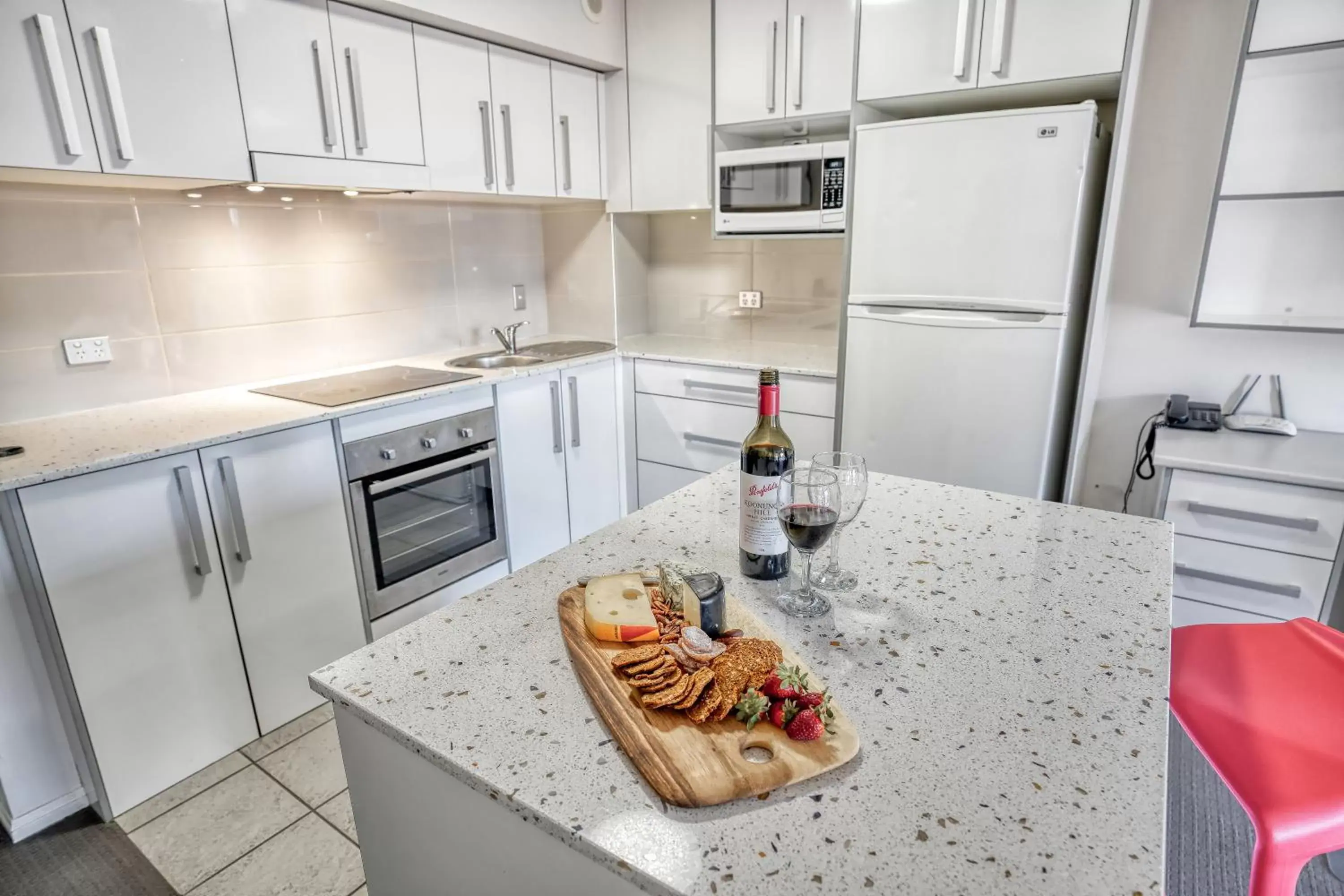 Kitchen or kitchenette, Kitchen/Kitchenette in Central Brunswick Apartment Hotel