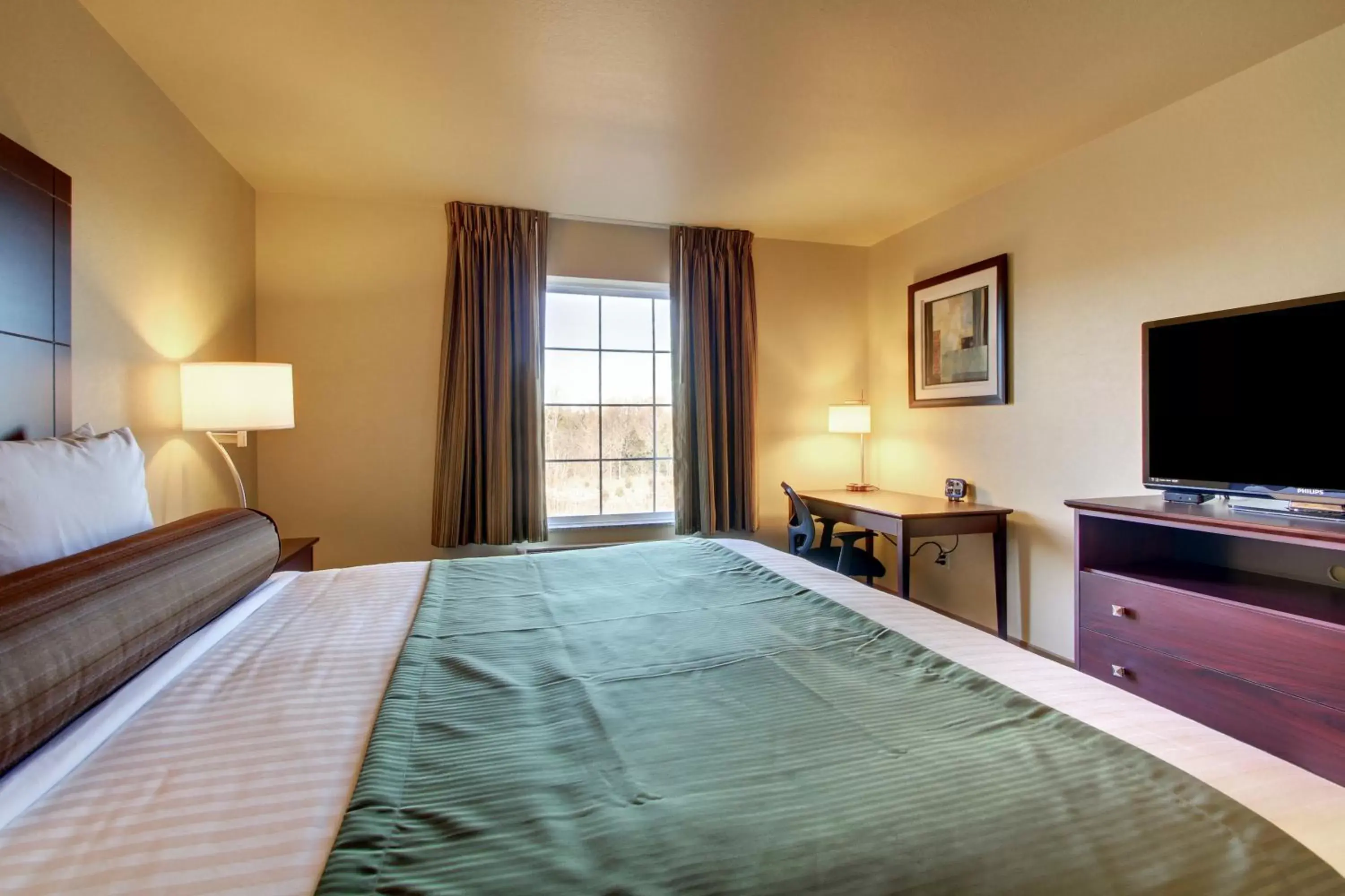 TV and multimedia, Bed in Cobblestone Hotel & Suites - Charlestown