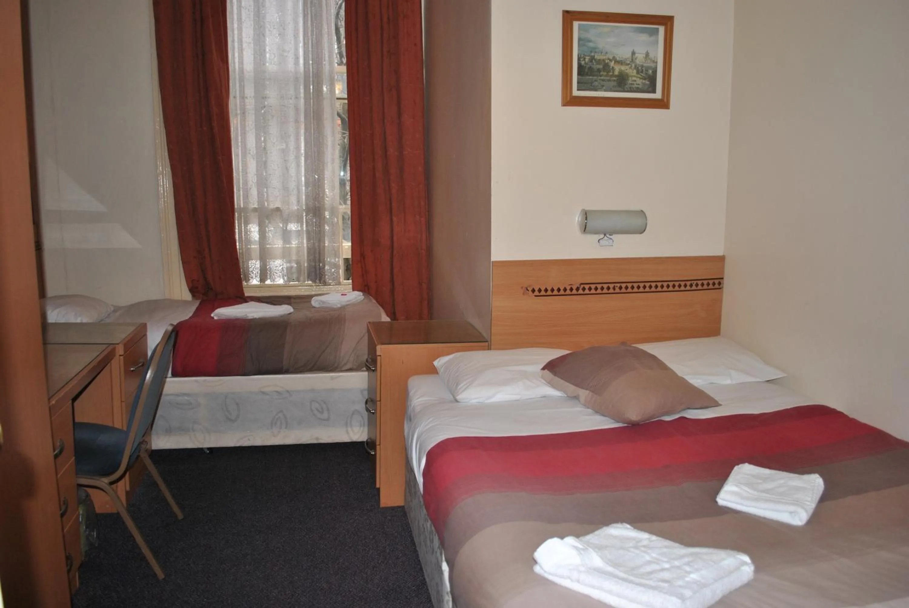 Bedroom, Bed in Guilford House Hotel