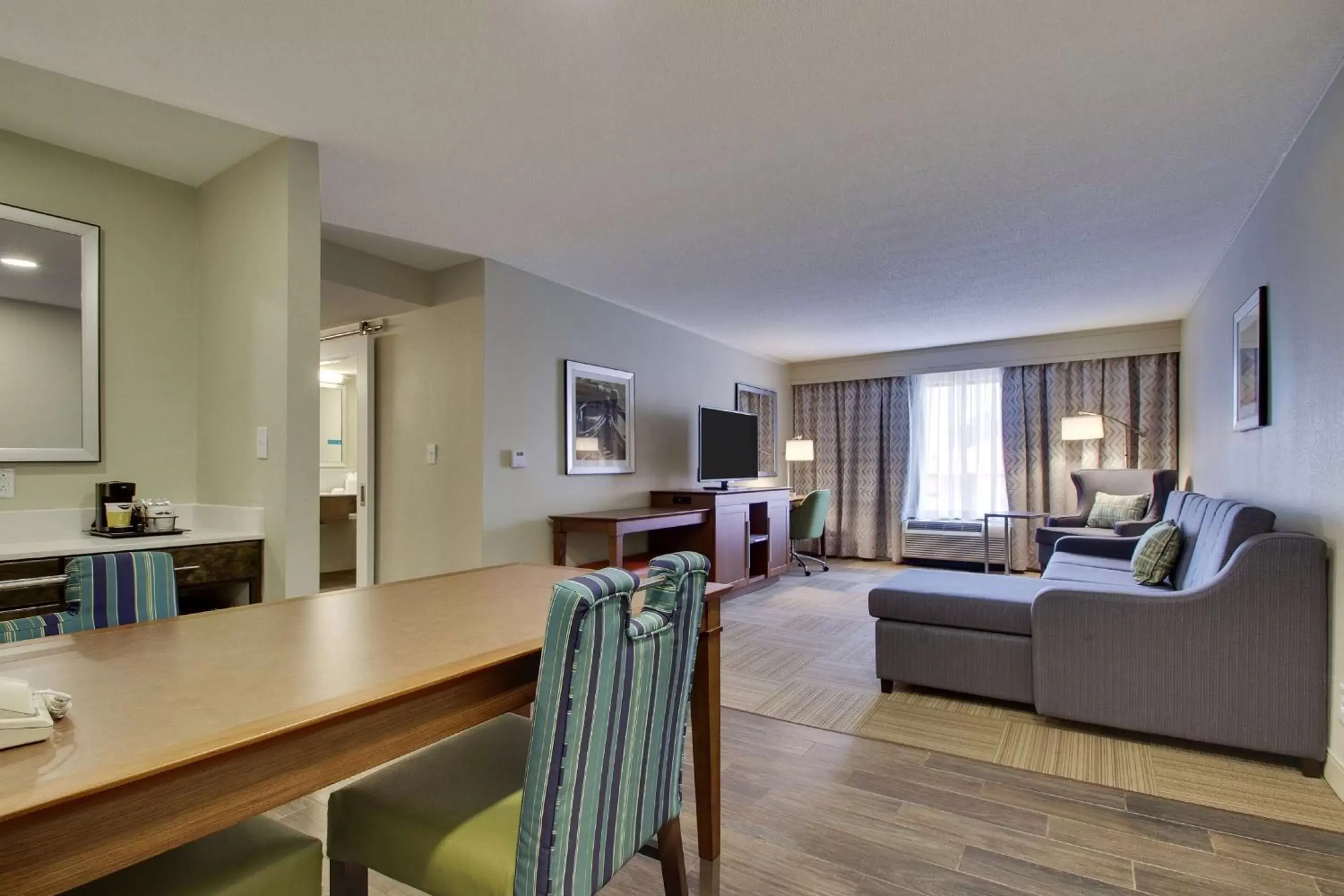 Bed, Seating Area in Hampton Inn Warner Robins