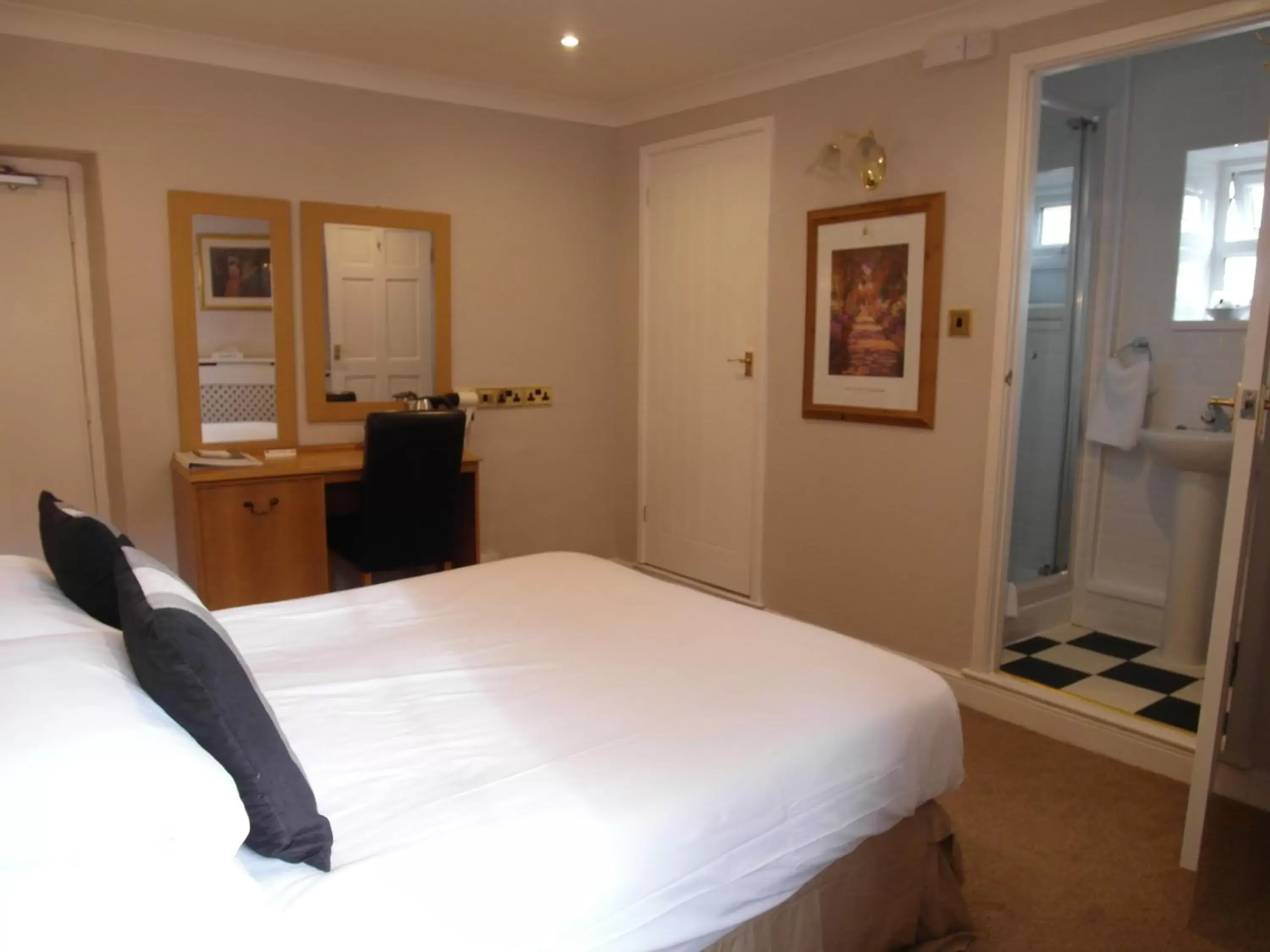 Bedroom, Bed in Best Western The George Hotel, Swaffham Bedroom, Bed in Best Western The George Hotel, Swaffham