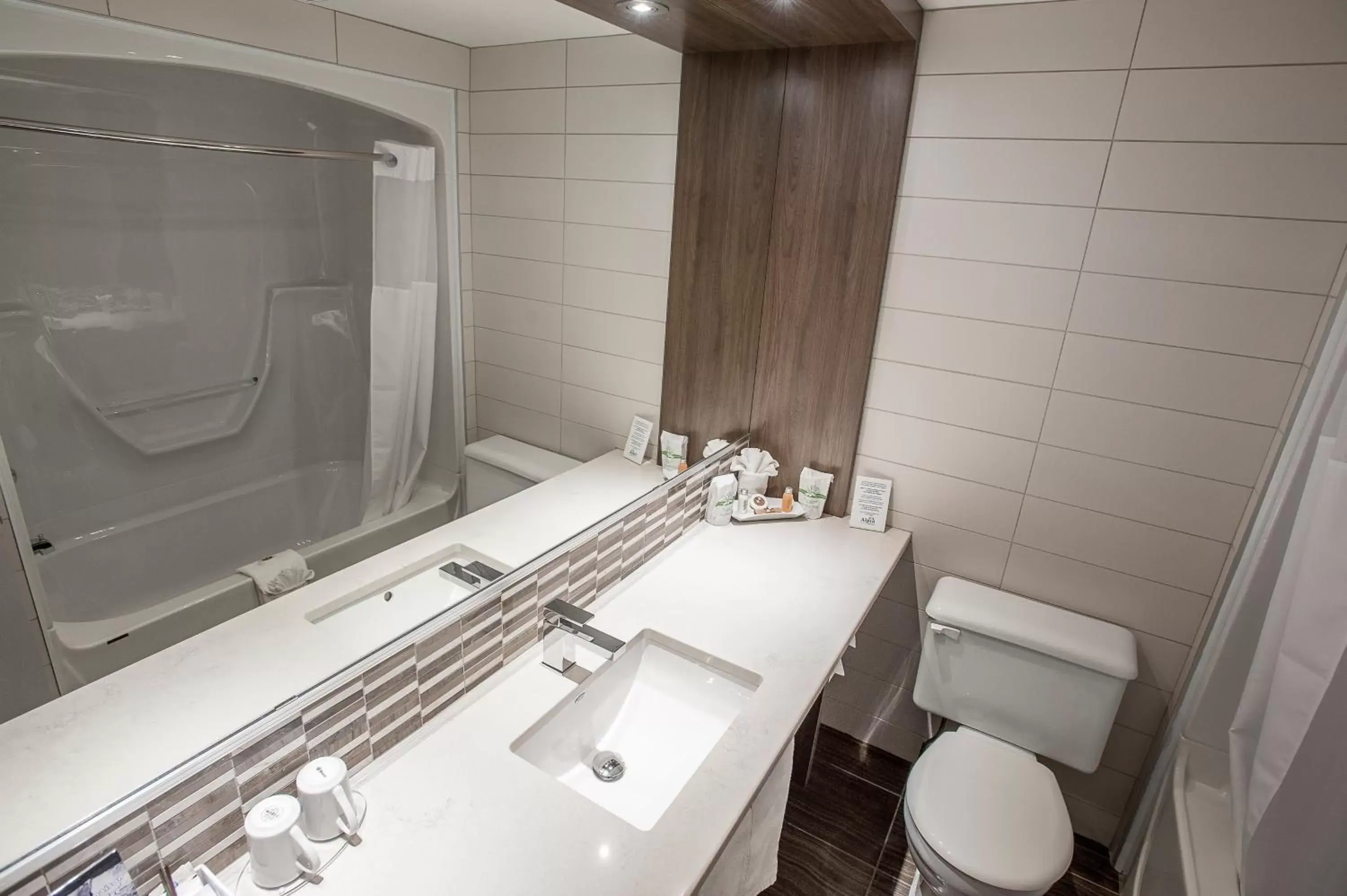 Bathroom in Quality Inn Rouyn-Noranda