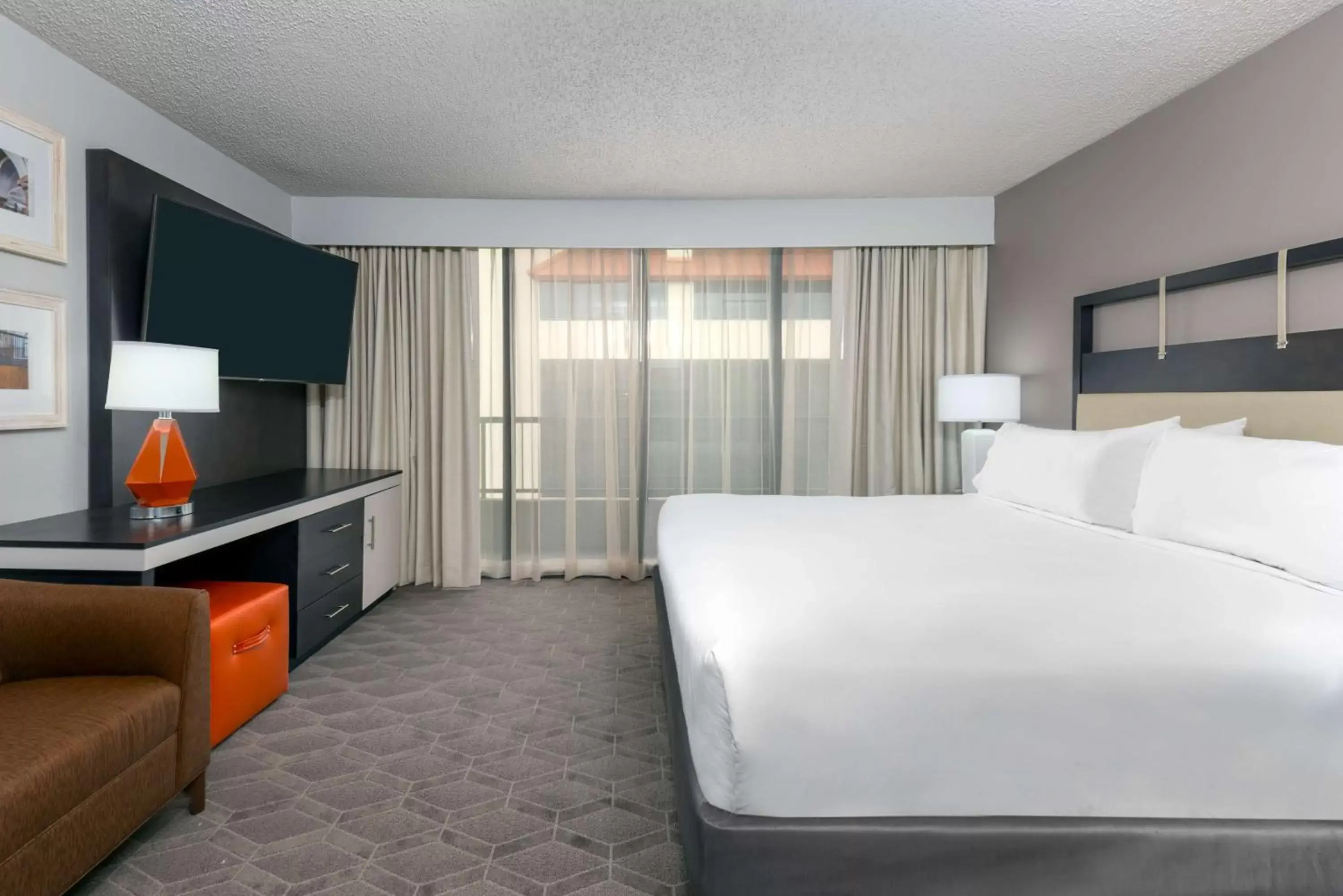 Bed in Embassy Suites Dallas - Park Central Area