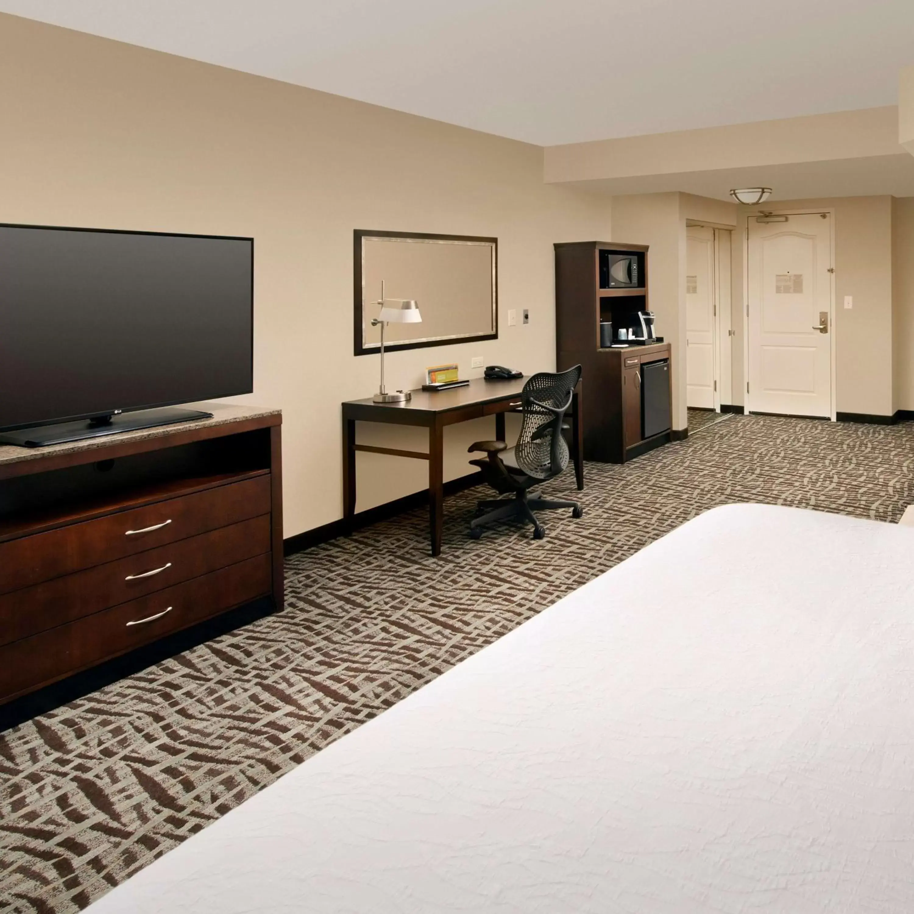 Bedroom, TV/Entertainment Center in Hilton Garden Inn Winston-Salem/Hanes Mall
