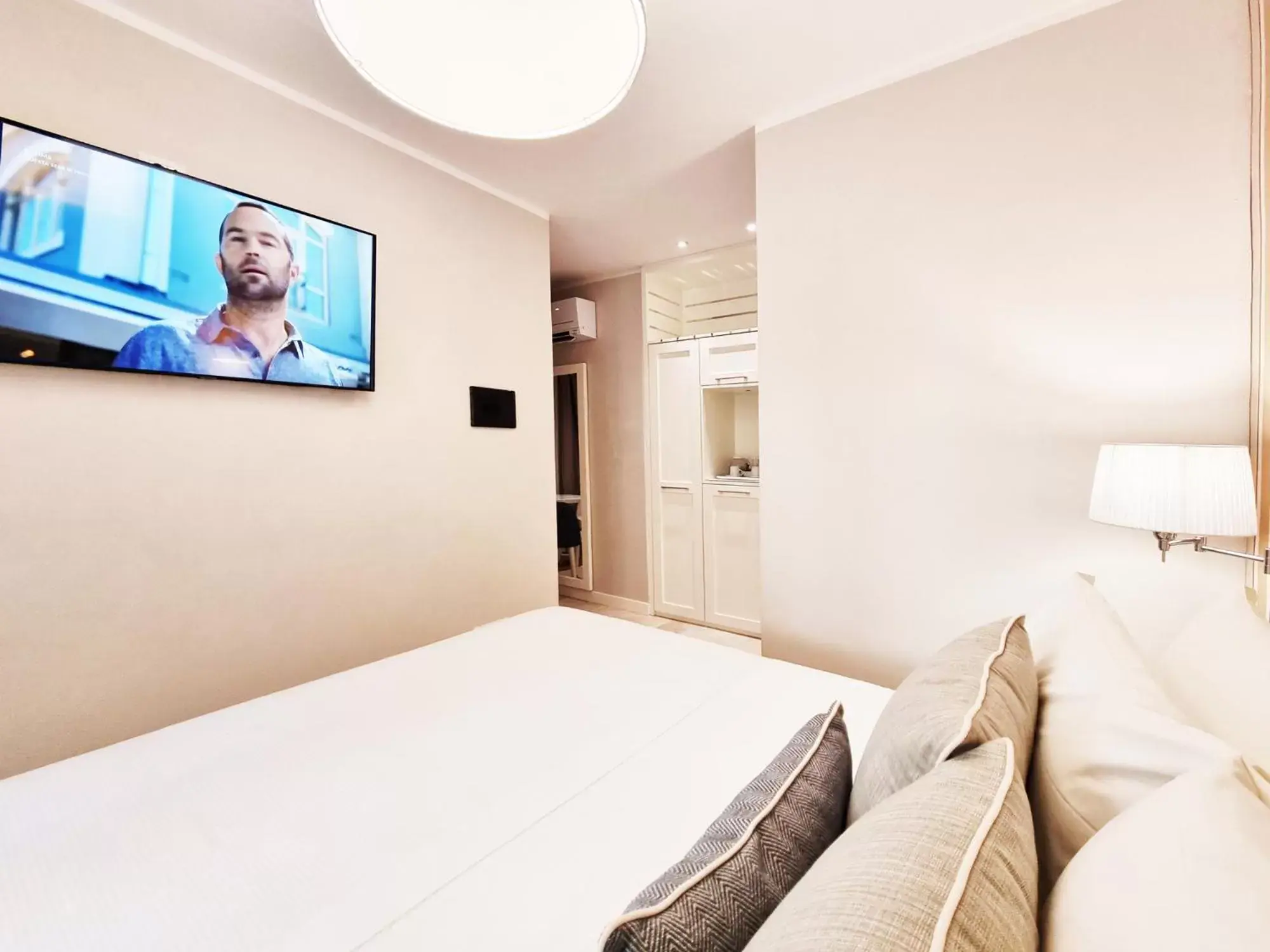 TV and multimedia, Bed in Hotel Plaza