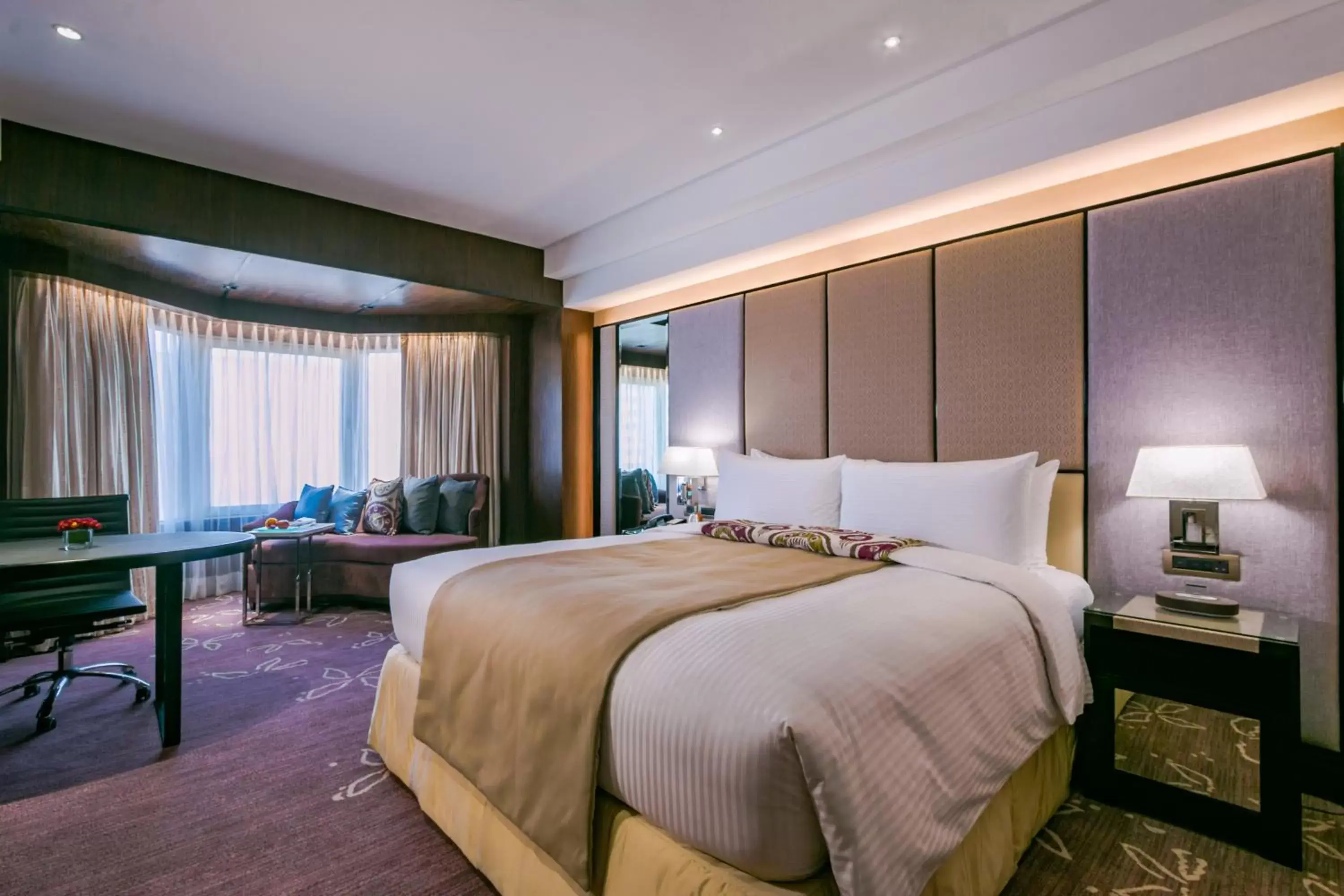 Premier King Room Nonsmoking - single occupancy in Diamond Hotel