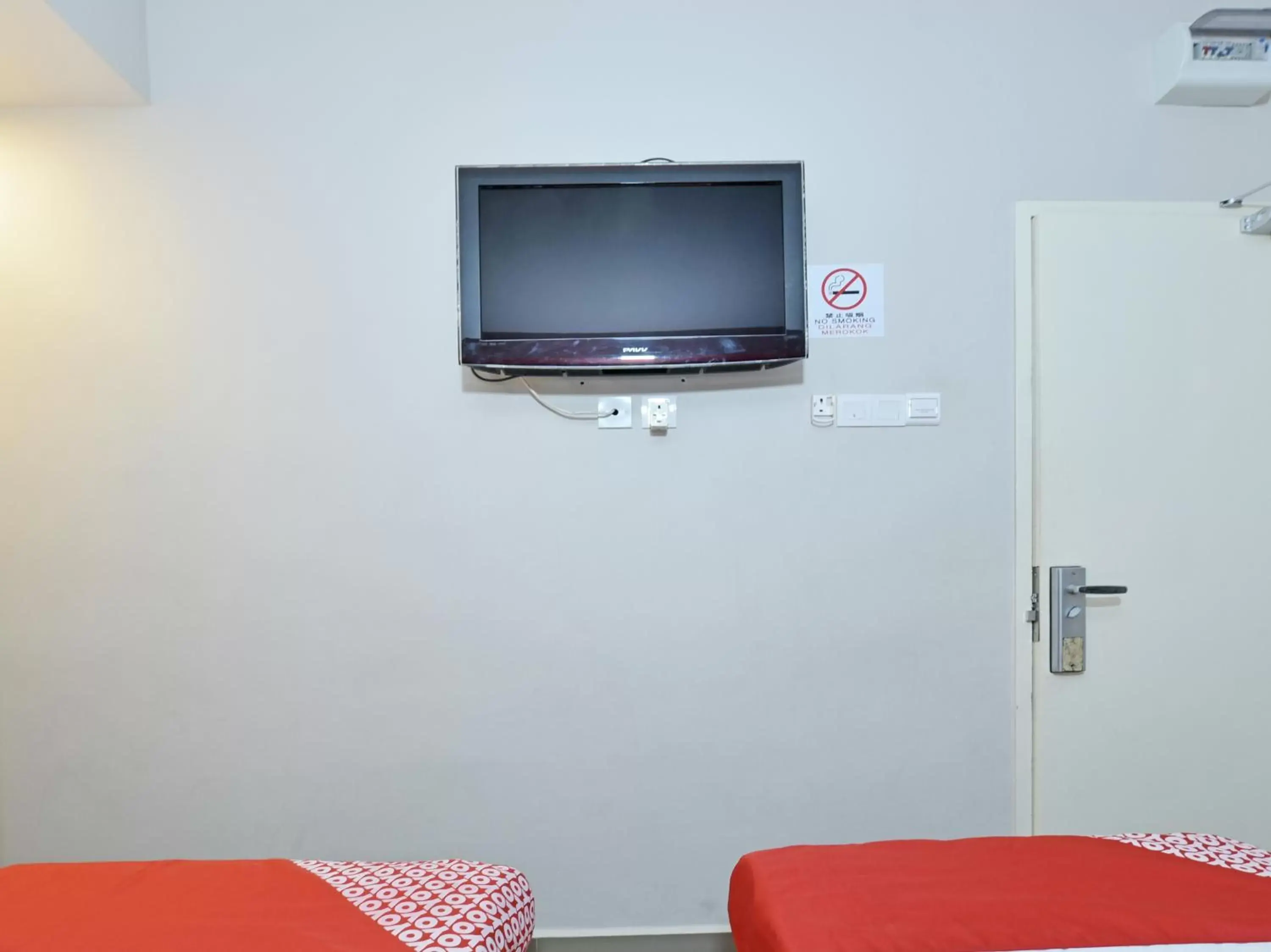 TV and multimedia, TV/Entertainment Center in Super OYO Capital O 90556 Hotel Cherita Rooms