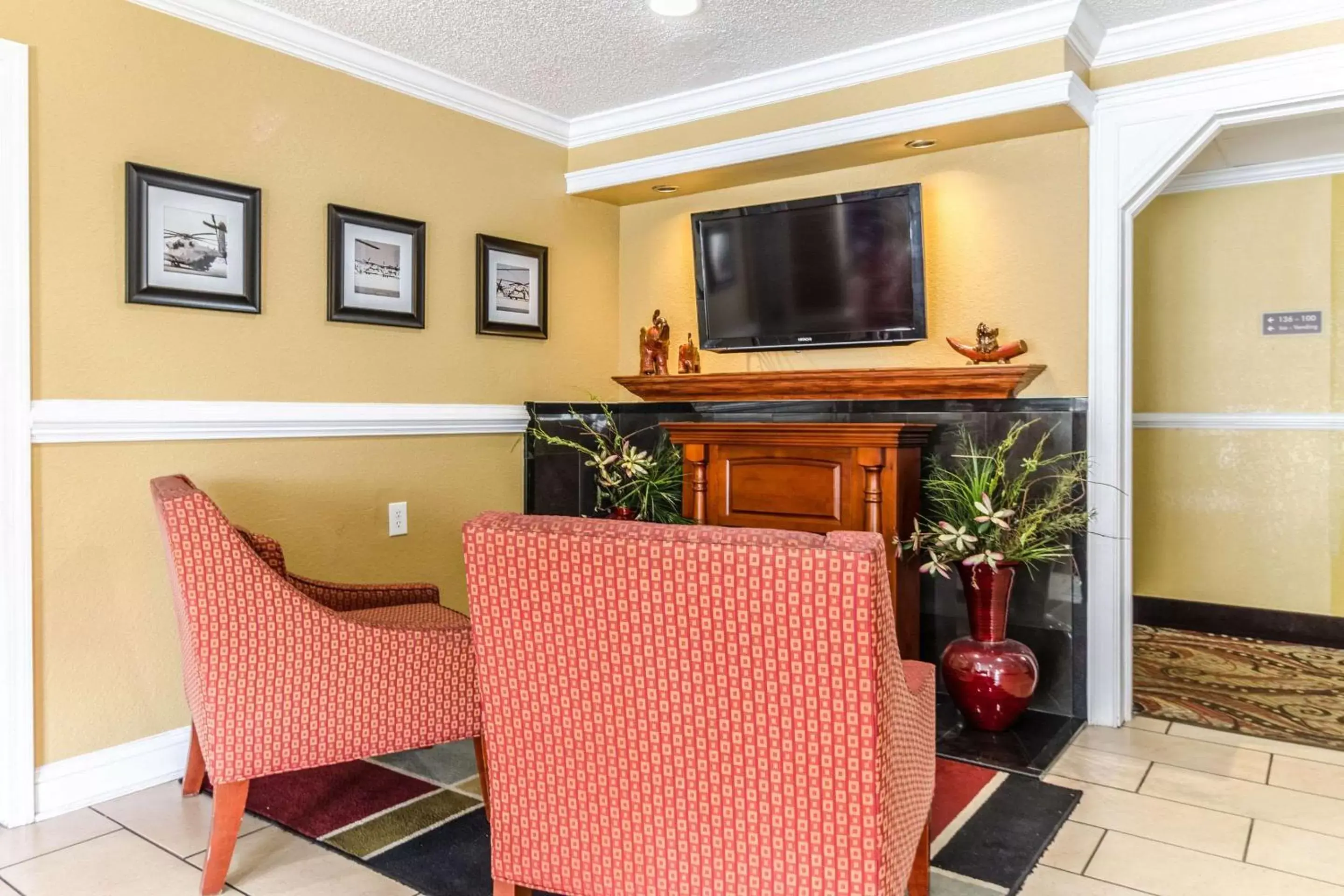 Lobby or reception, TV/Entertainment Center in Rodeway Inn & Suites Jacksonville near Camp Lejeune
