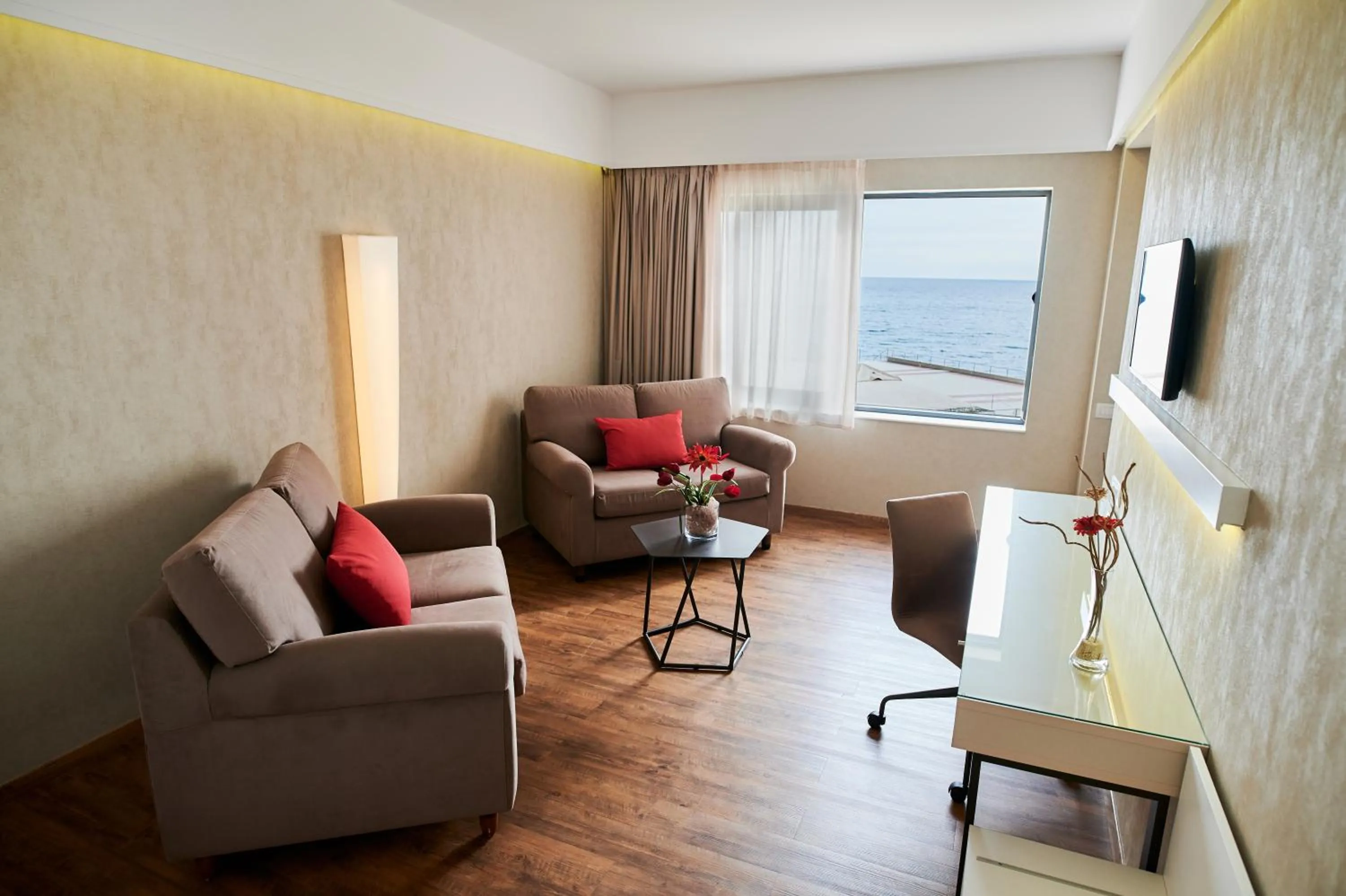 Living room in Ramada Plaza by Wyndham Thraki