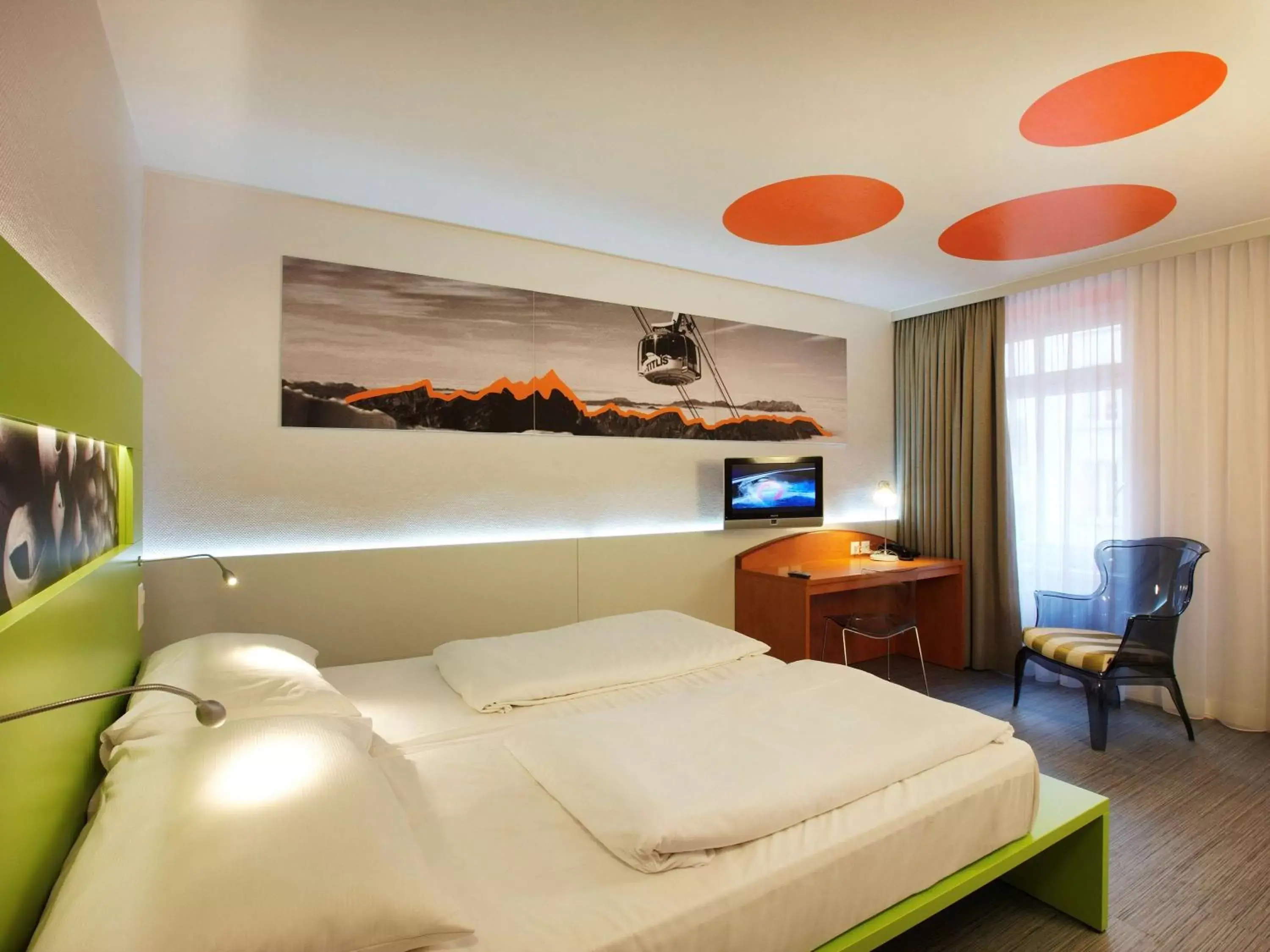 Photo of the whole room in ibis Styles Luzern