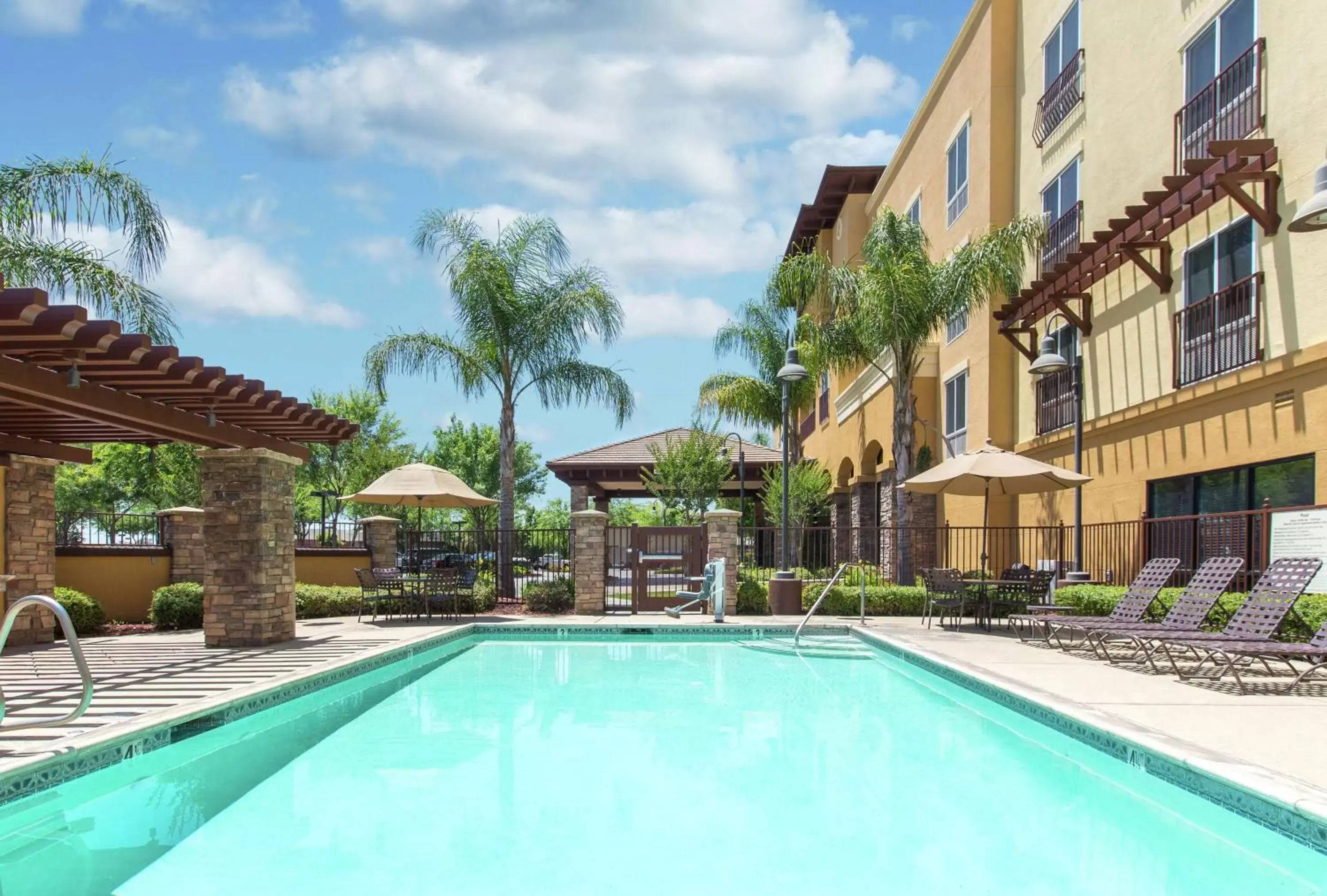 Property building, Swimming Pool in Hampton Inn & Suites Lodi