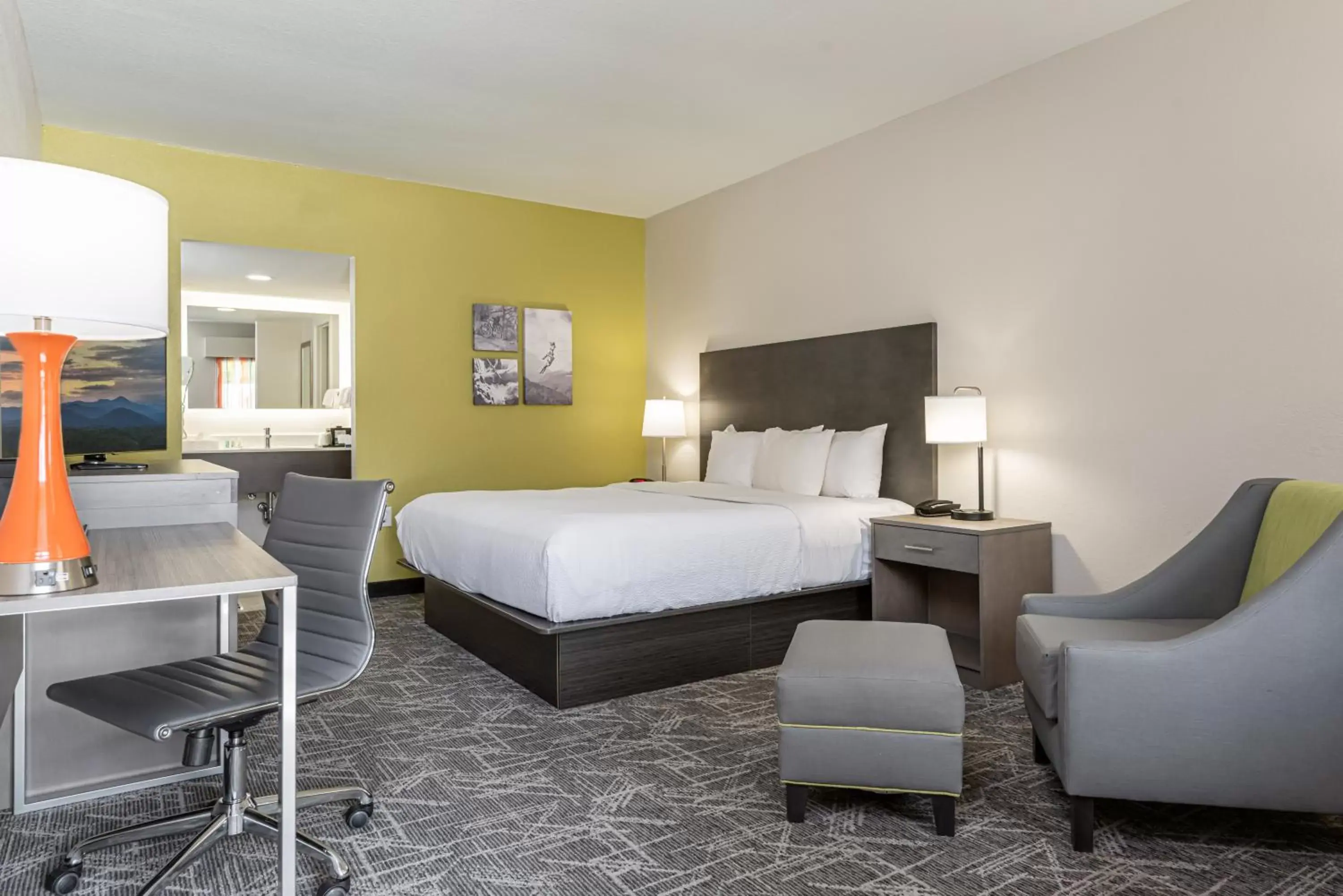 Bedroom, Bed in Quality Inn Asheville Downtown Tunnel Rd Bedroom, Bed in Quality Inn Asheville Downtown Tunnel Rd