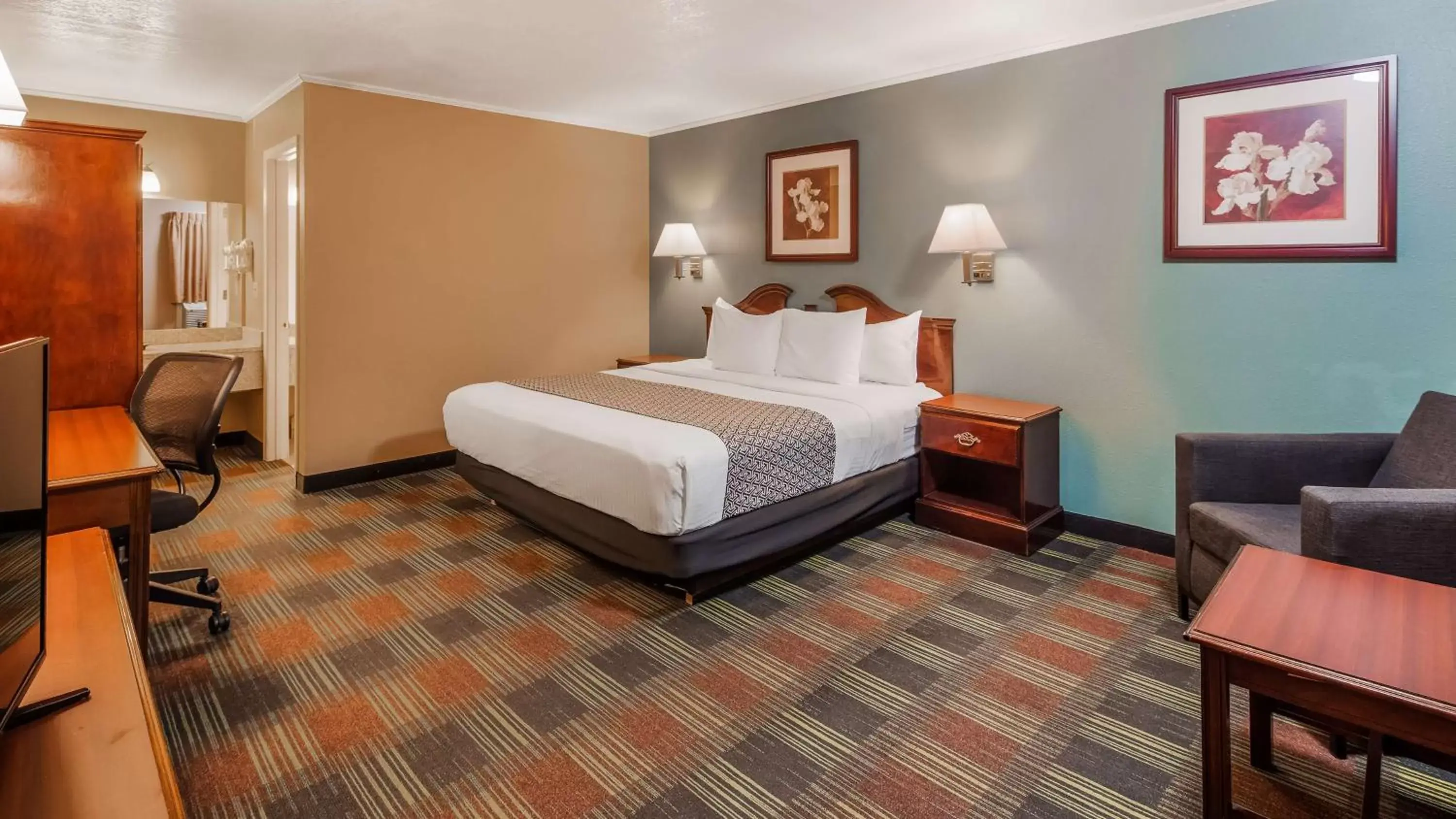 Photo of the whole room, Bed in SureStay Hotel by Best Western Cameron