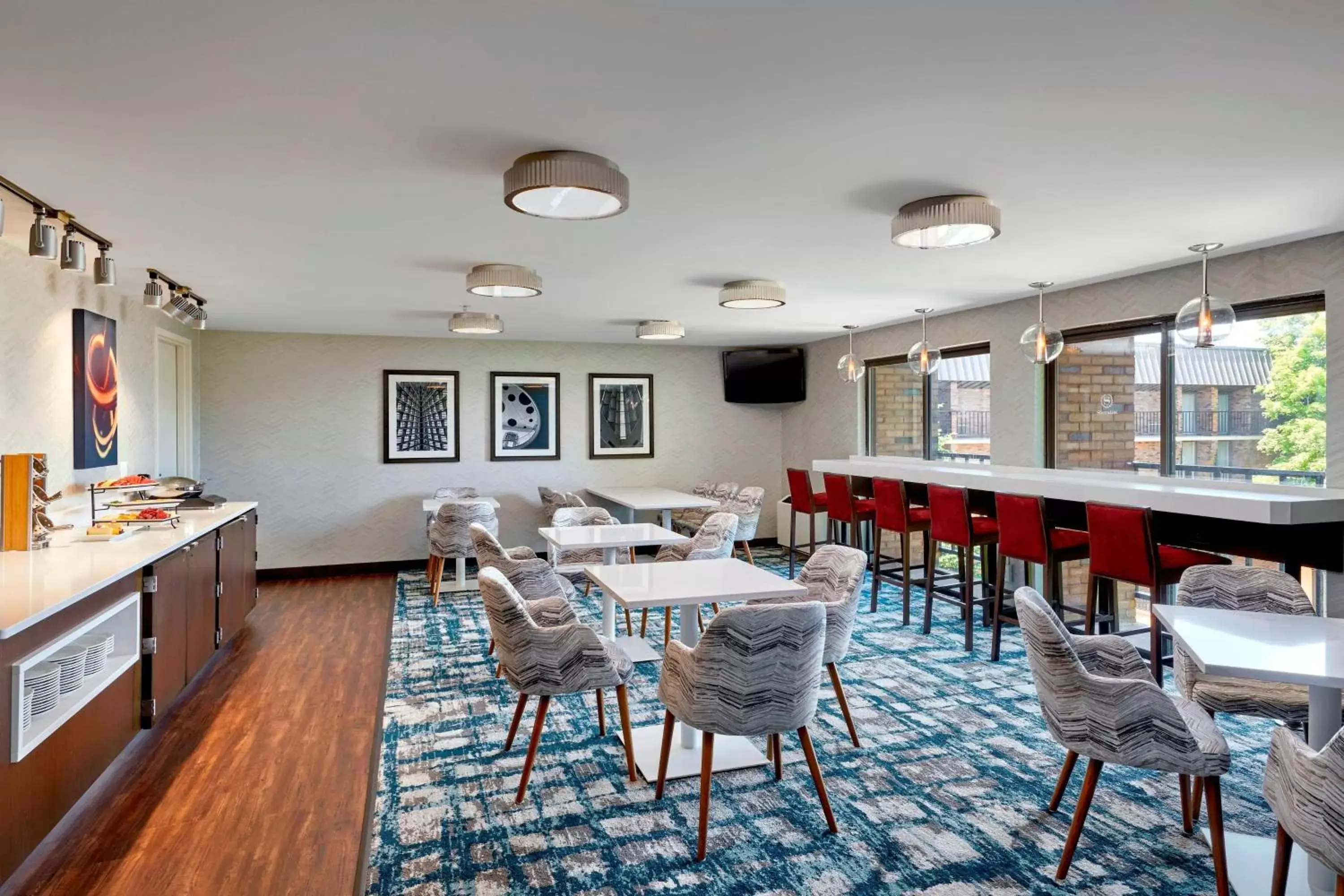 Lounge or bar, Restaurant/Places to Eat in Sheraton Milwaukee Brookfield