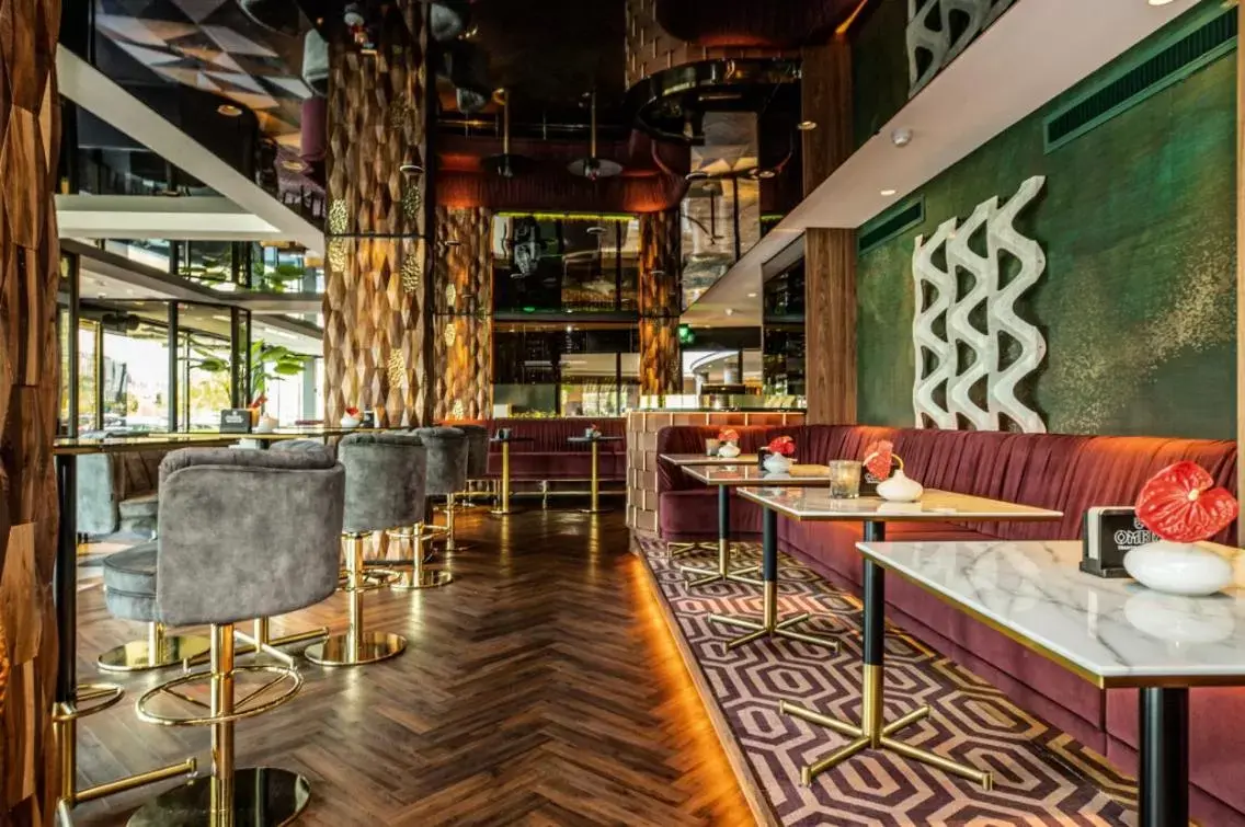 Lounge or bar, Restaurant/Places to Eat in Van der Valk Hotel Breda