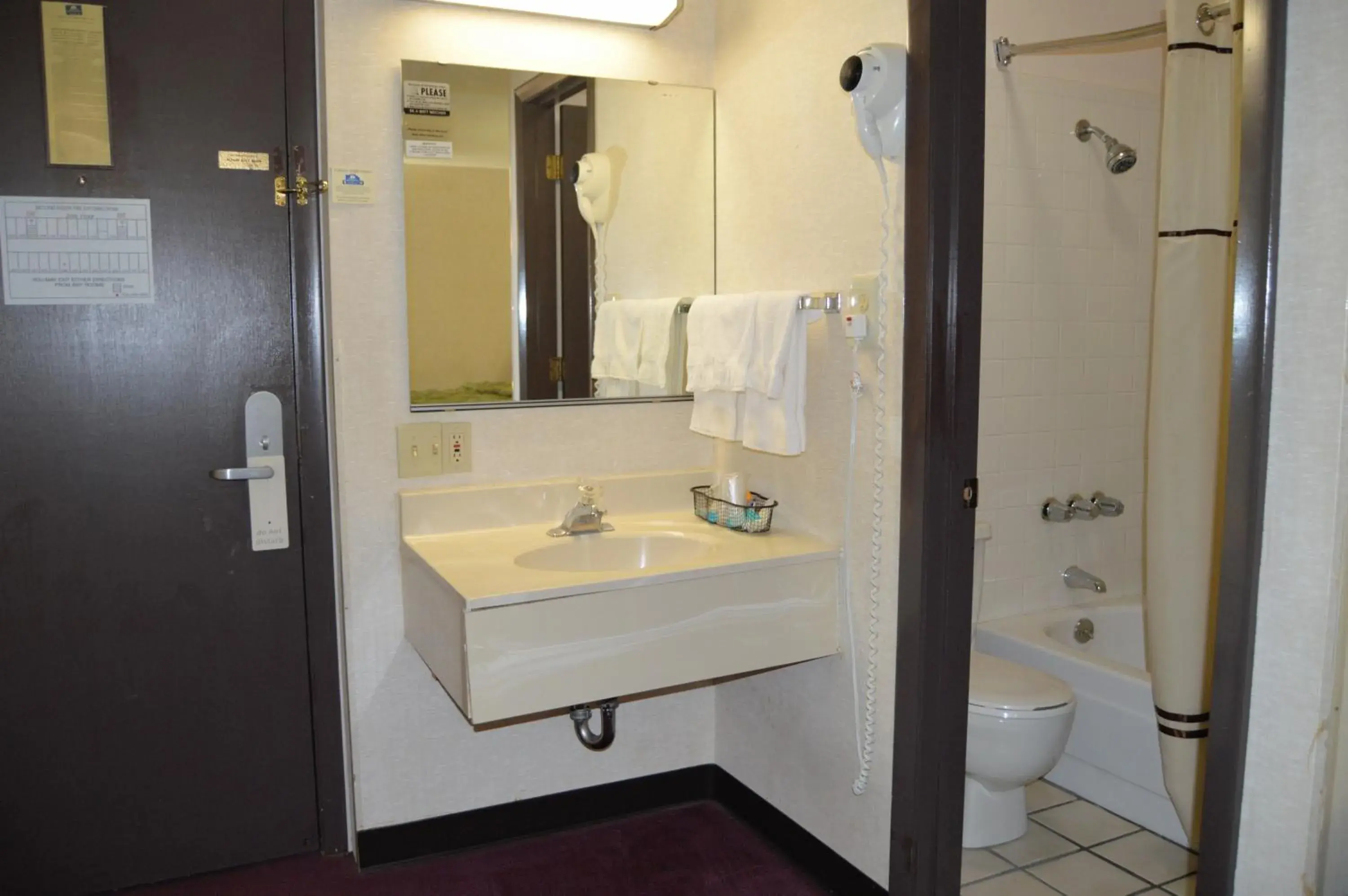 Bathroom in Extended Stay Warrenton Inn