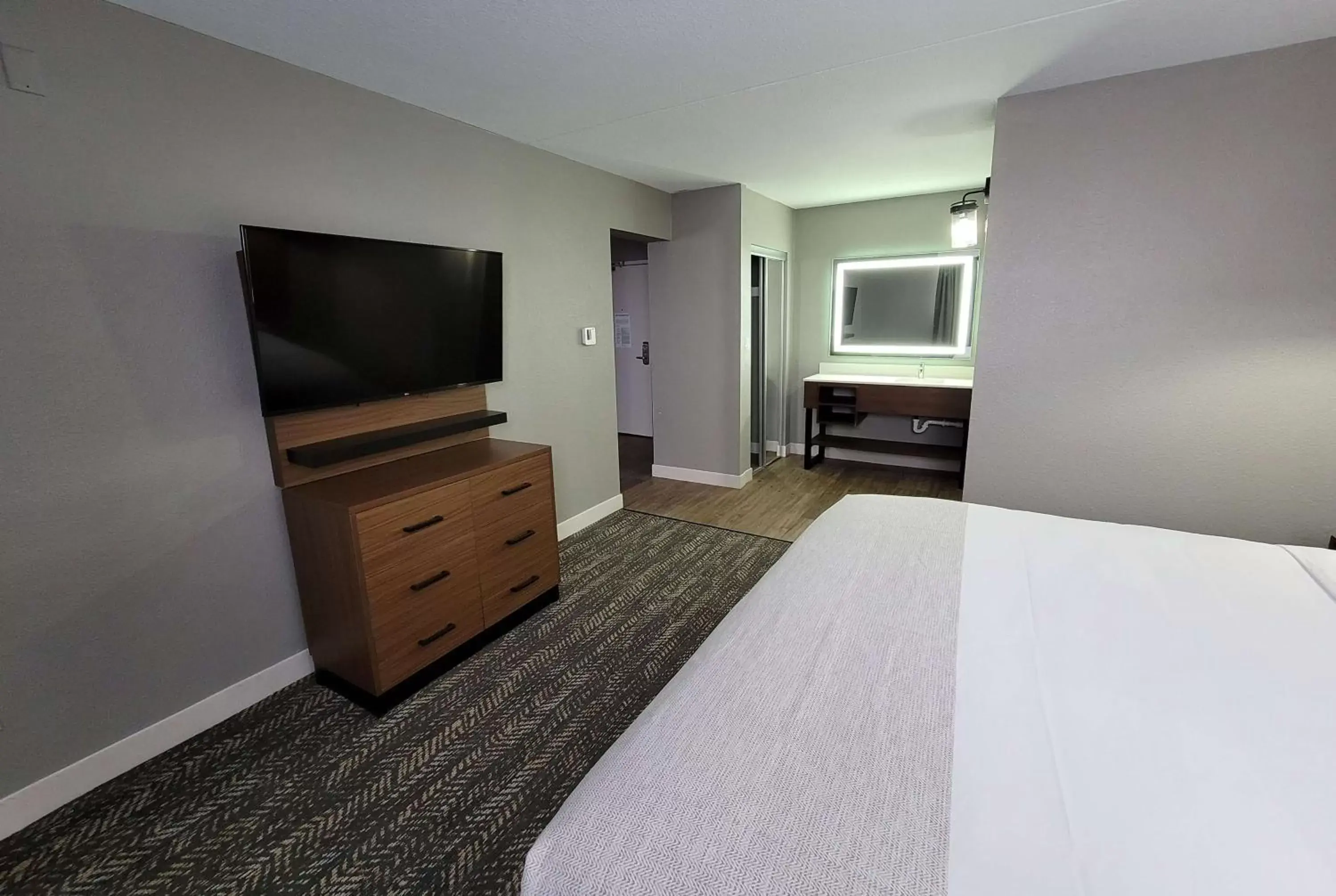 Photo of the whole room, TV/Entertainment Center in Hawthorn Suites by Wyndham Wichita Airport