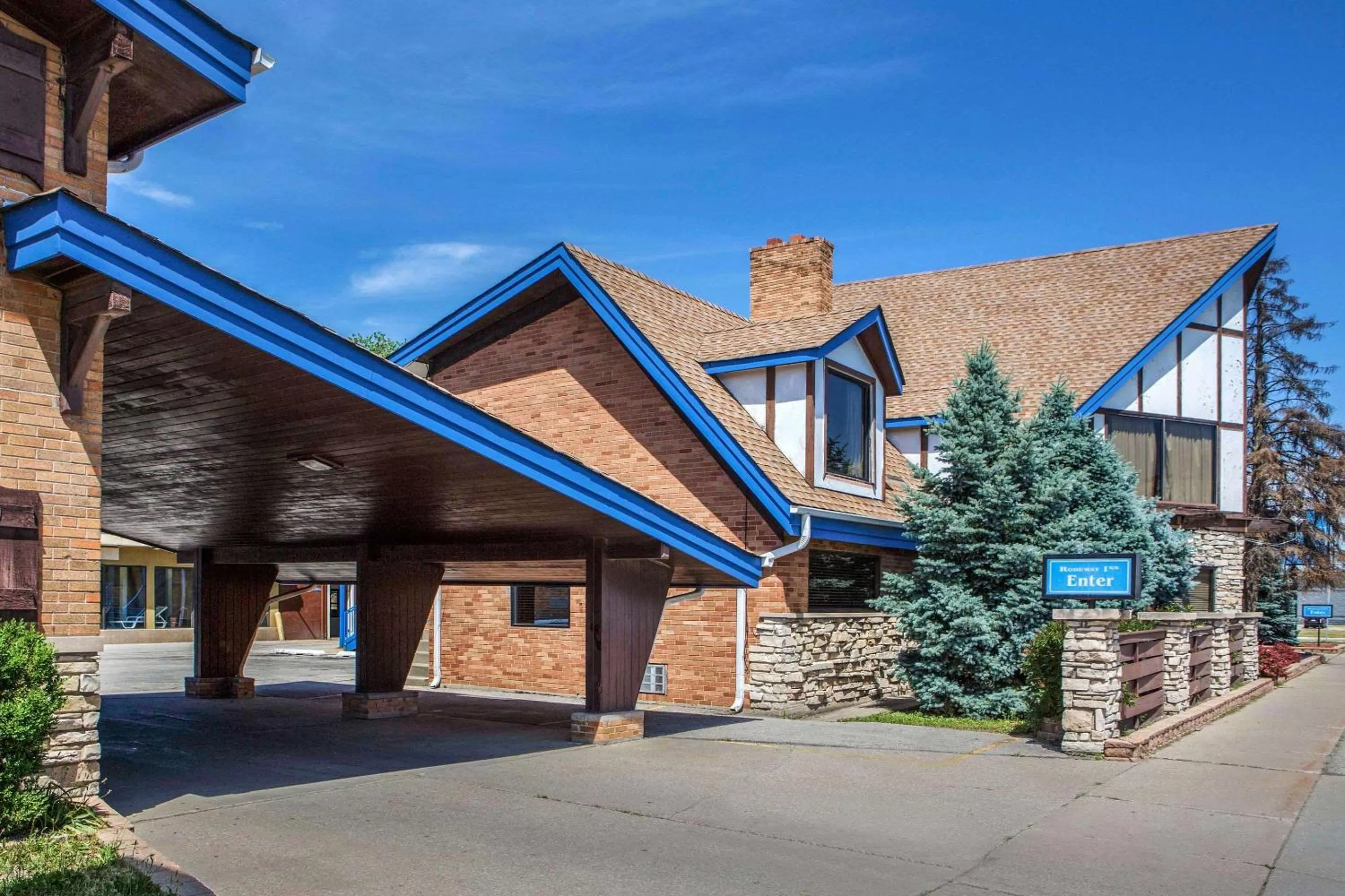 Property building in Rodeway Inn Lyons - La Grange