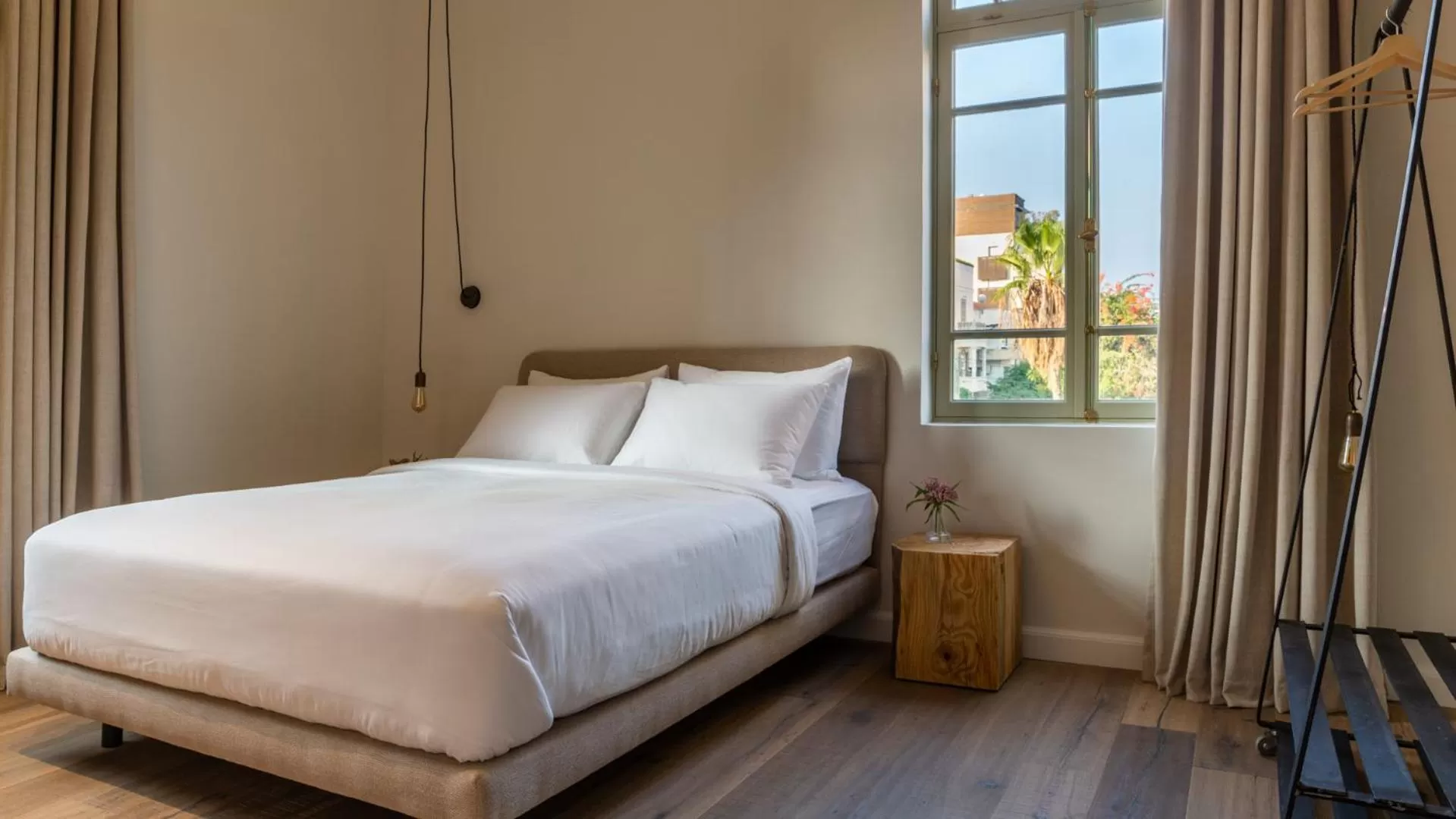 Photo of the whole room, Bed in Ruby